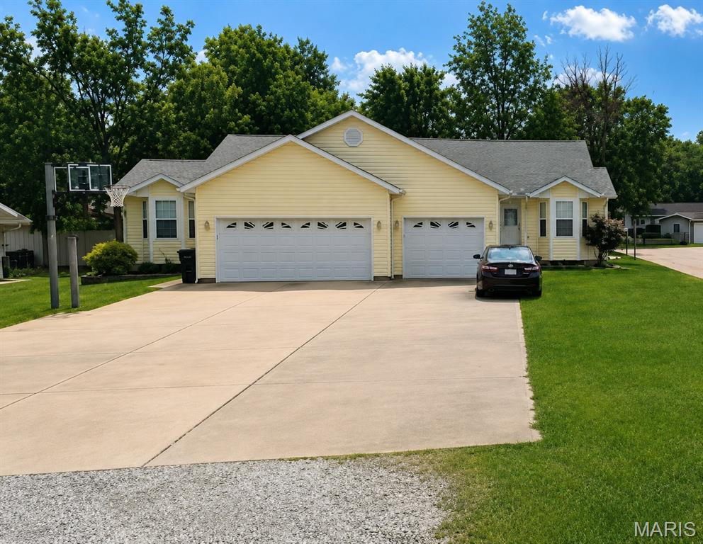 Photo of 570 E Old Us-50 Beckemeyer IL 62219