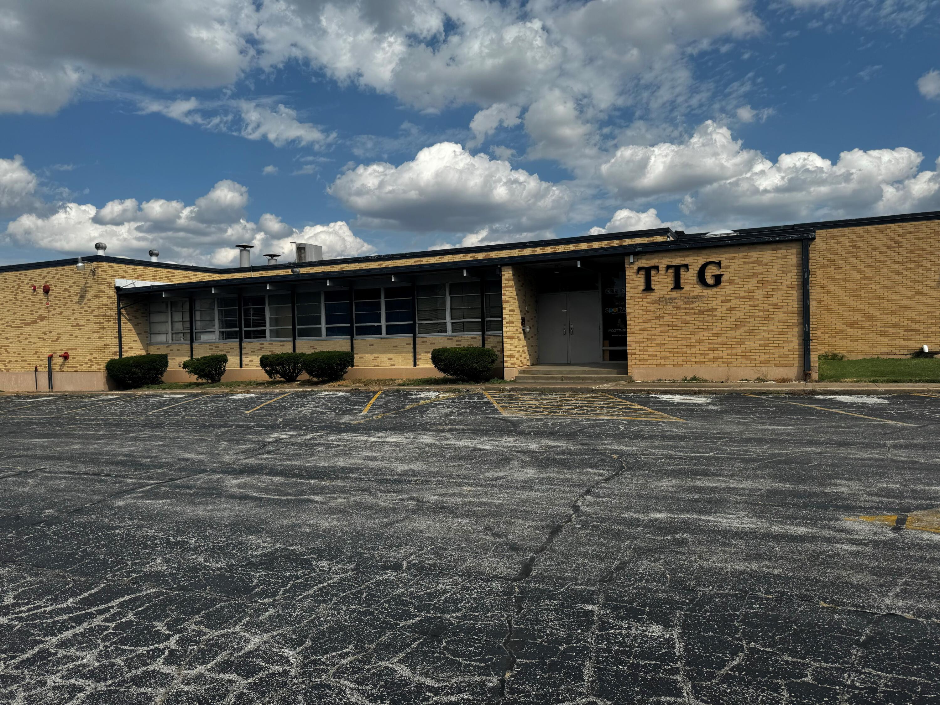 Photo of 702 S Carnation Drive Aurora MO 65605