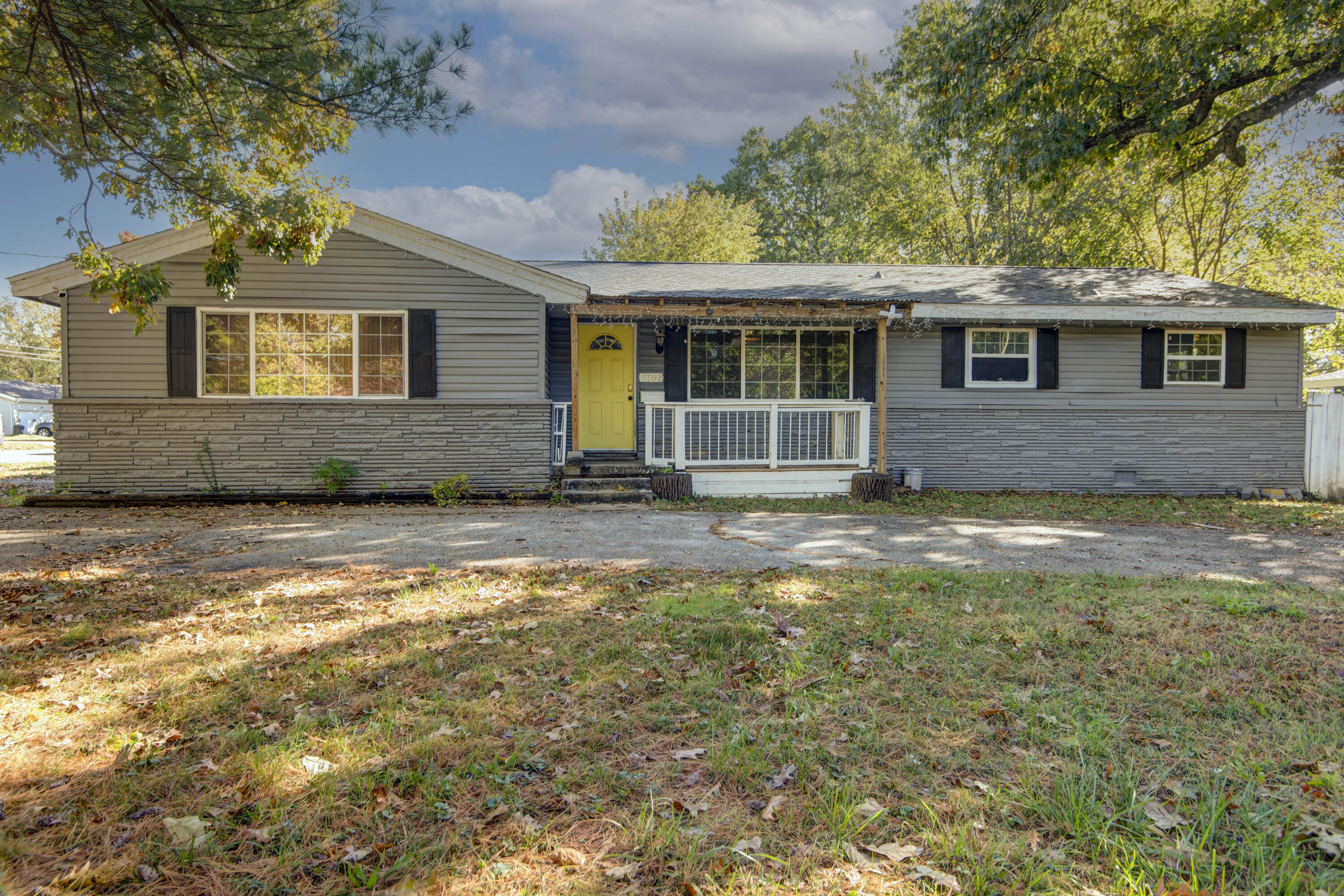 Photo of 1702 S Oak Grove Avenue Springfield MO 65804