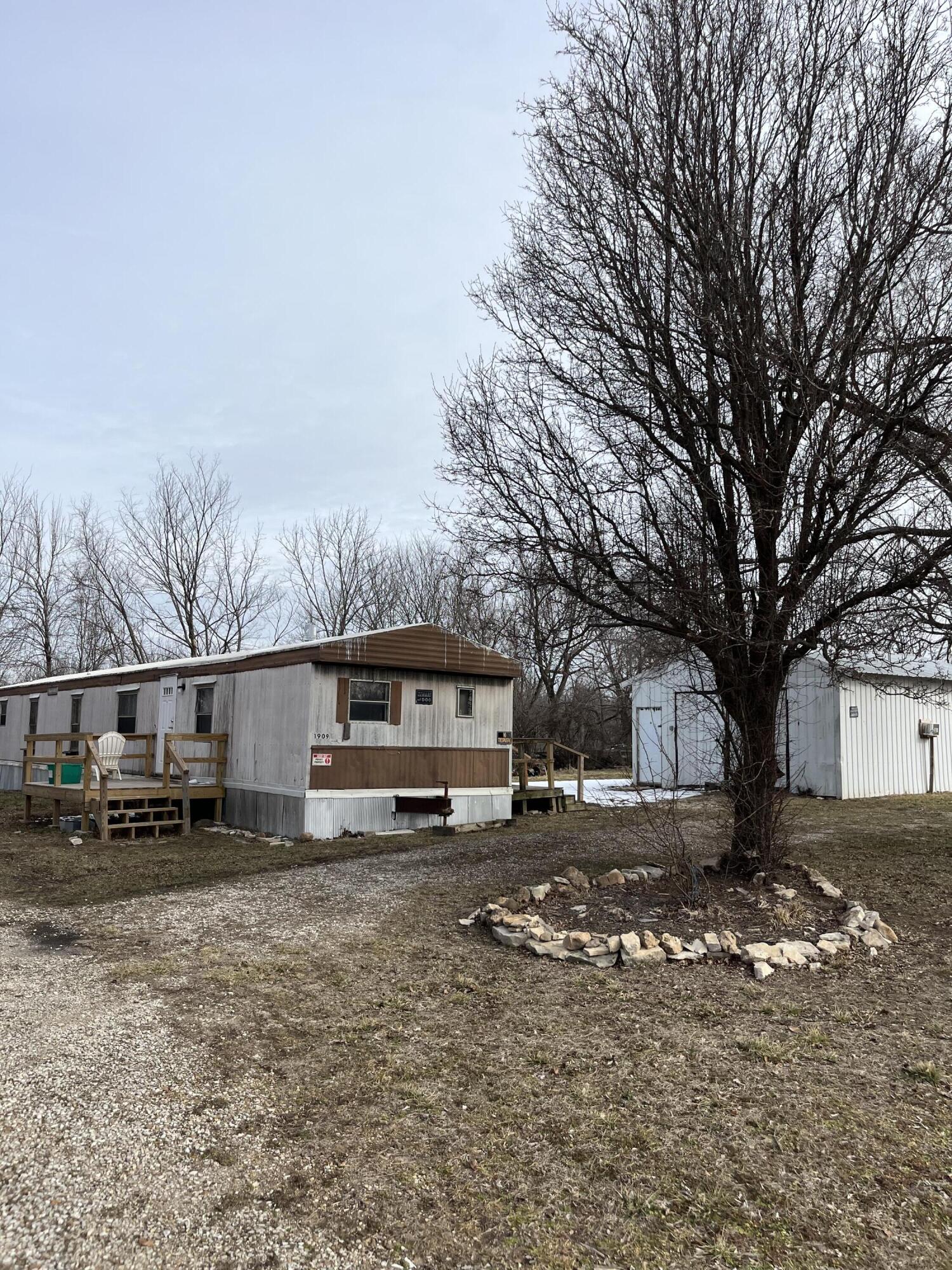 Photo of 1909 E 505th Road Halfway MO 65663