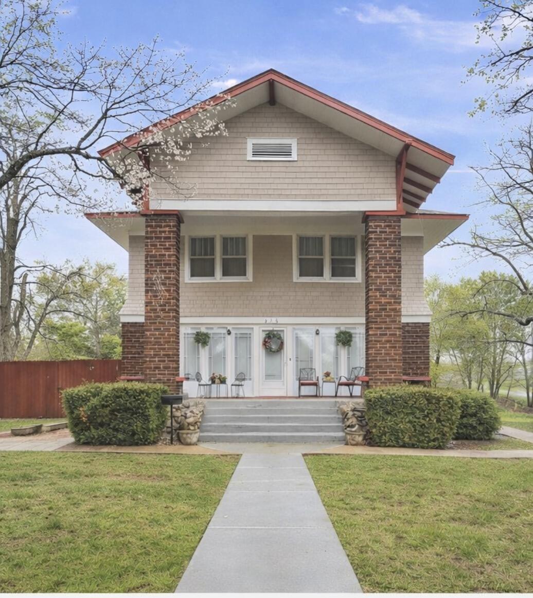 Photo of 215 E Mckinney Street Neosho MO 64850
