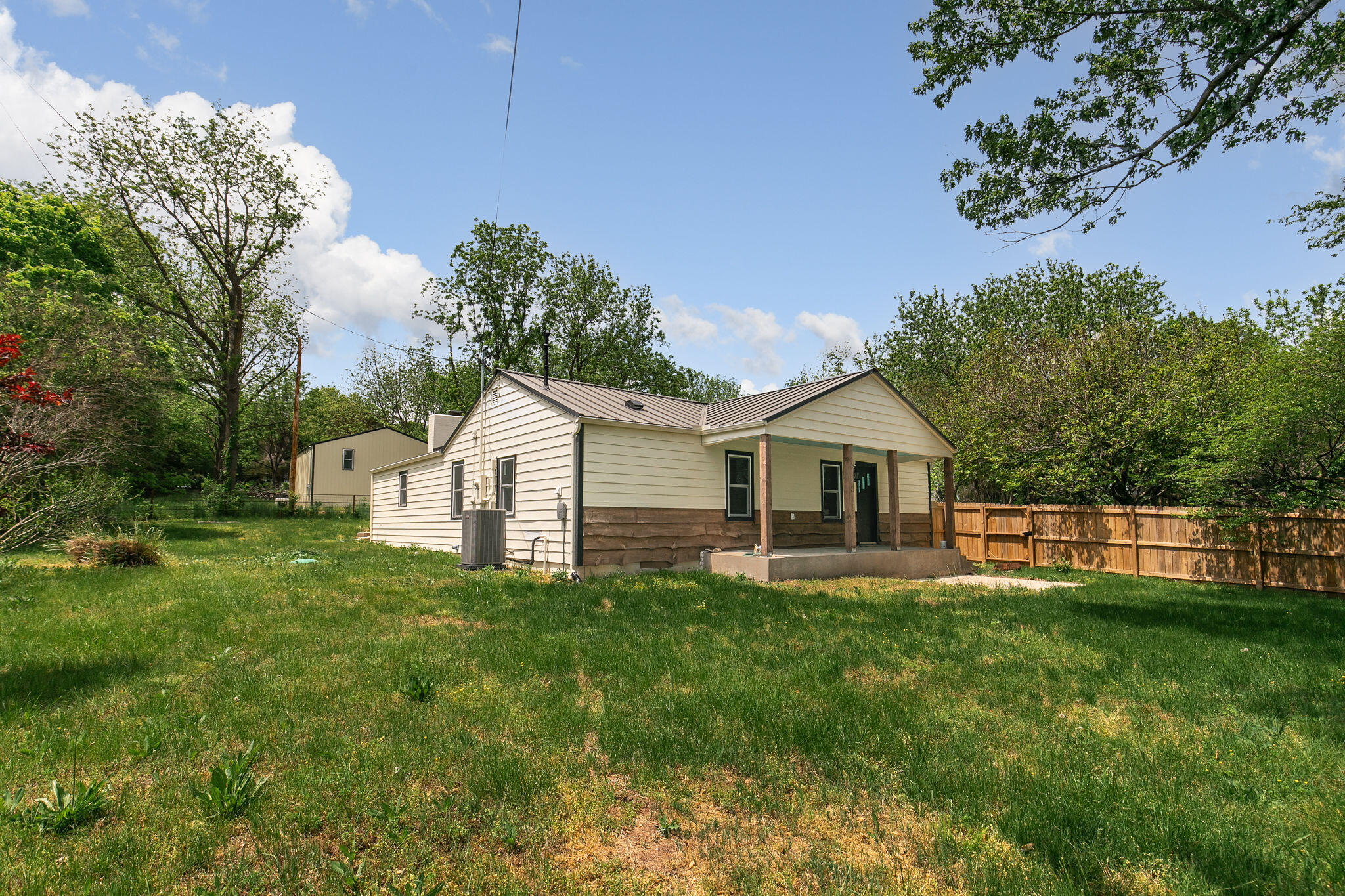 Photo of 2031 N Farm Rd 197 Springfield MO 65802