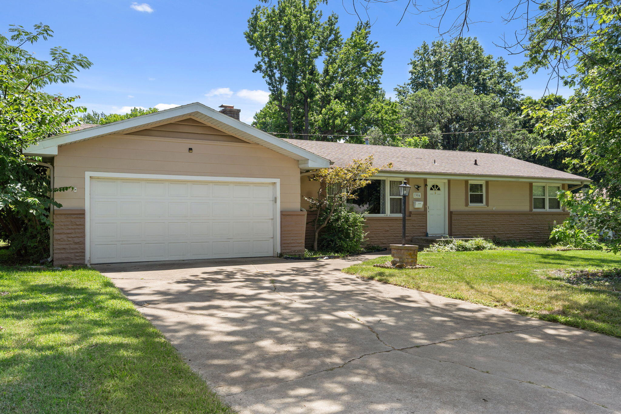 Photo of 1904 S Valley Road Avenue Springfield MO 65804