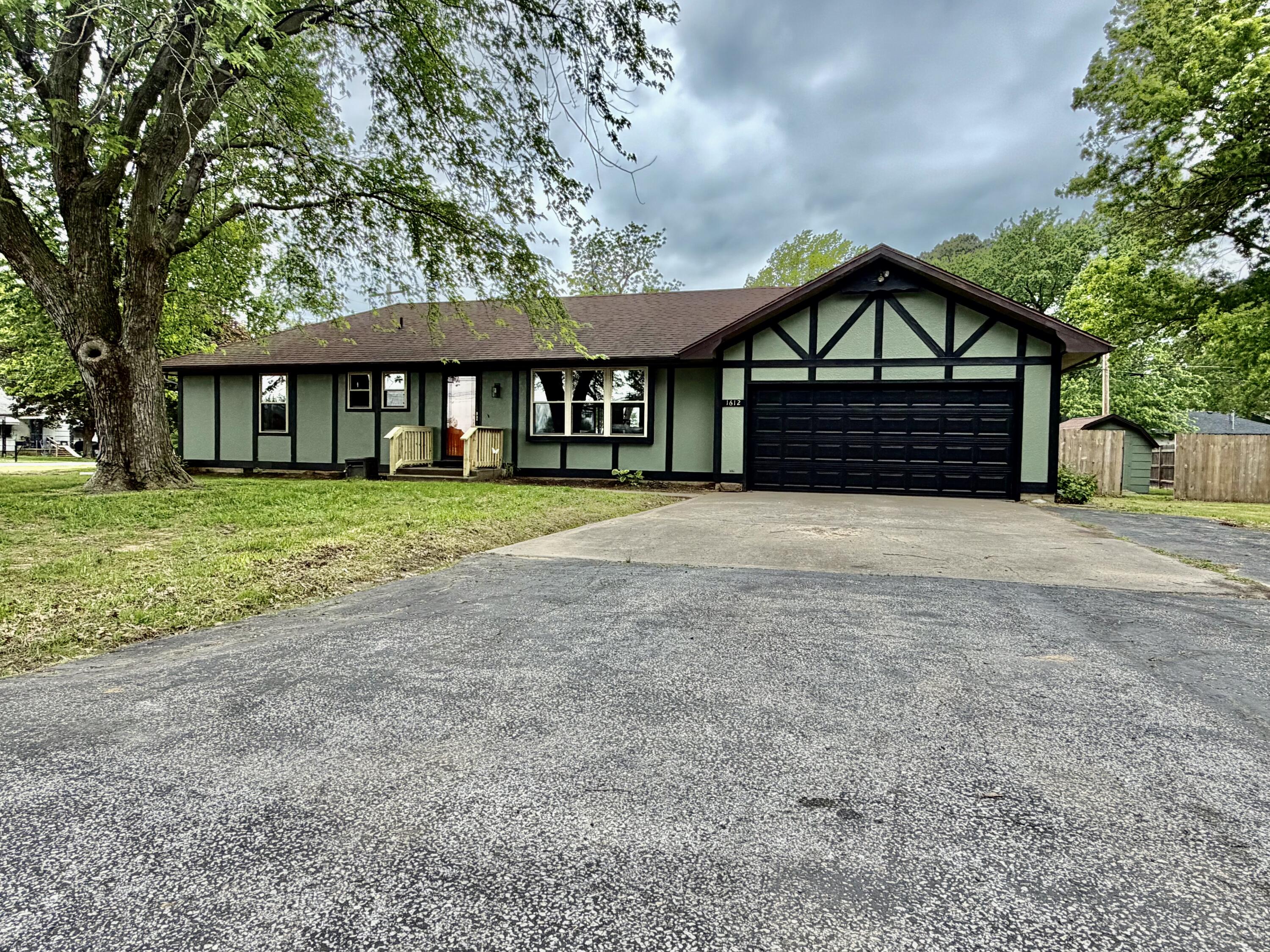 Photo of 1612 S Vernon Street El Dorado Springs MO 64744