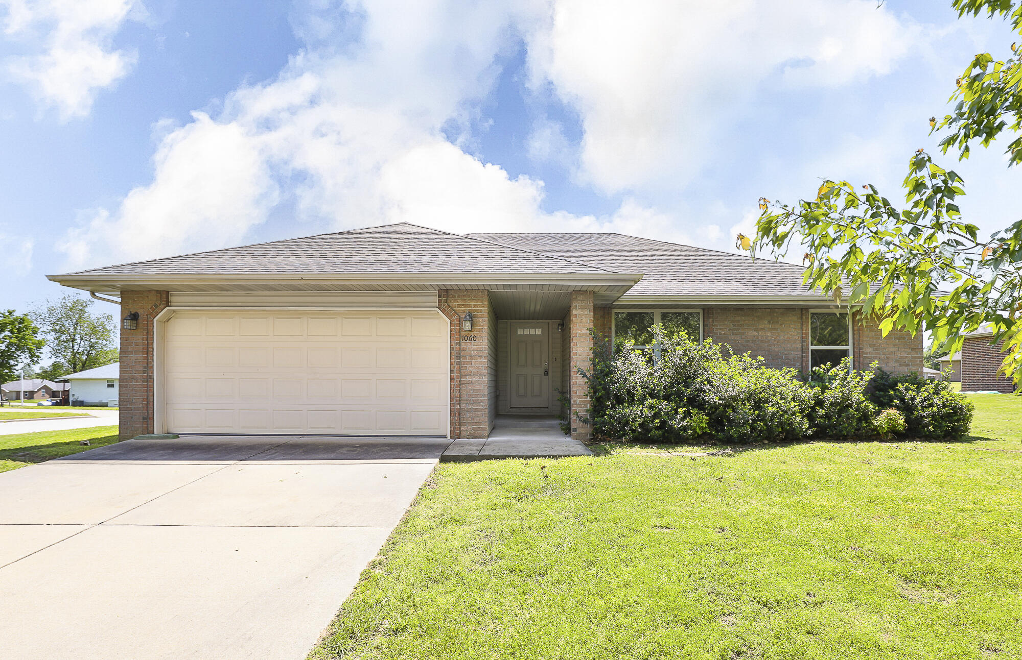 Photo of 1060 E Walnut Street Bolivar MO 65613