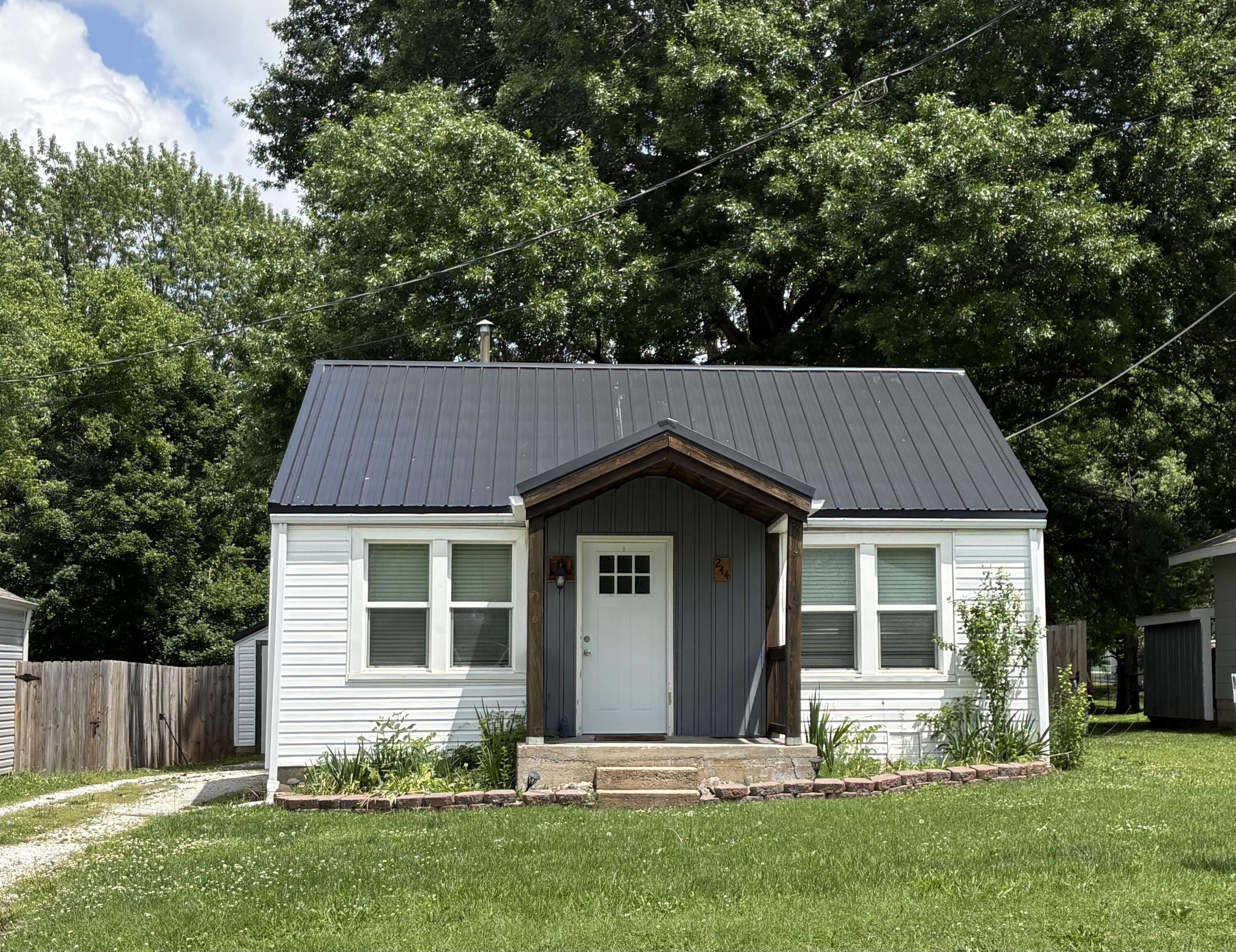 Photo of 244 N Pine Street Marshfield MO 65706