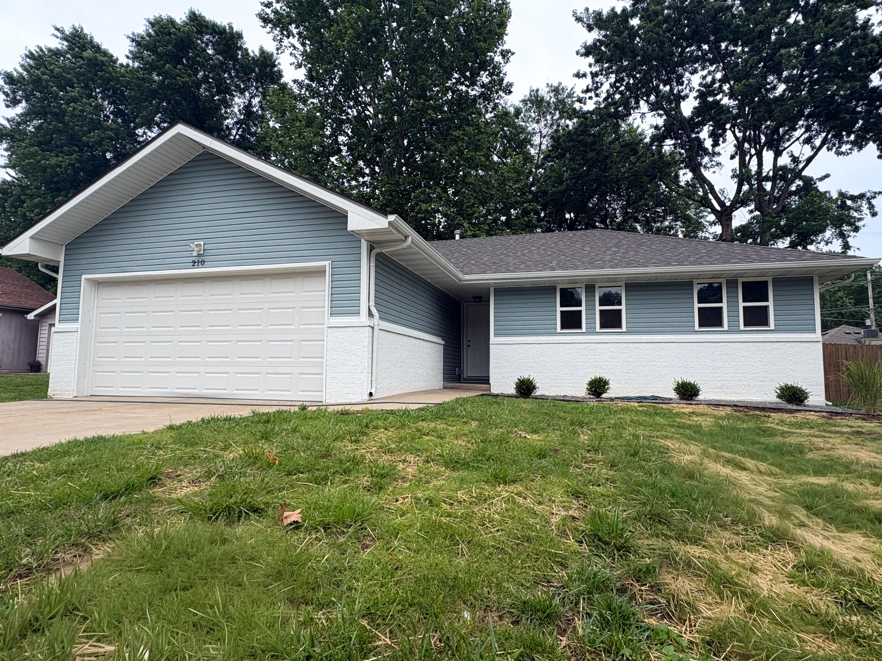 Photo of 210 N Airwood Avenue Springfield MO 65802