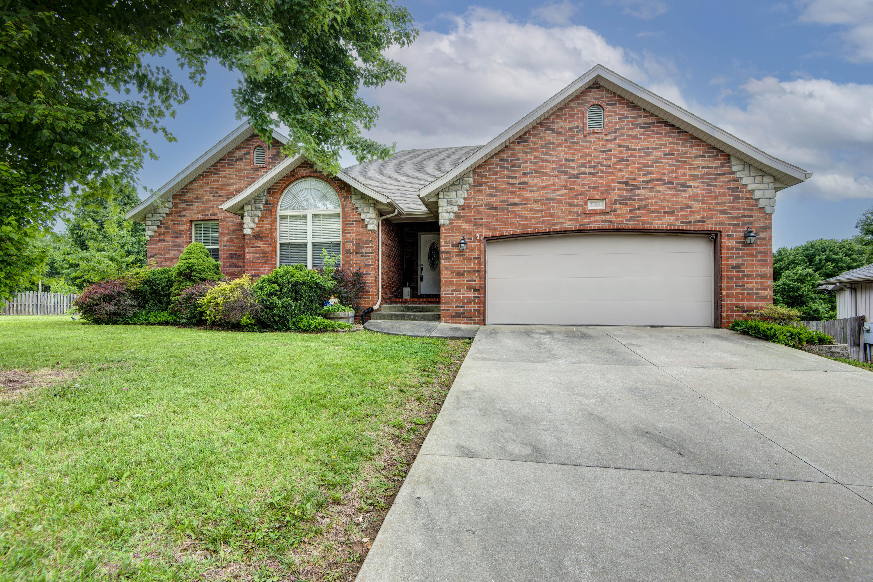 Photo of 1056 W Grayrock Drive Springfield MO 65810