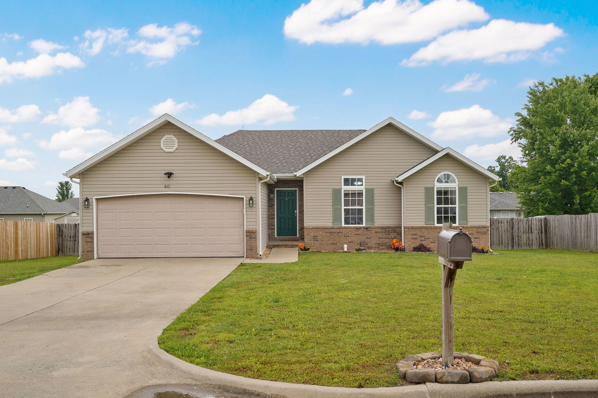 Photo of 410 E Magnolia Court Strafford MO 65757