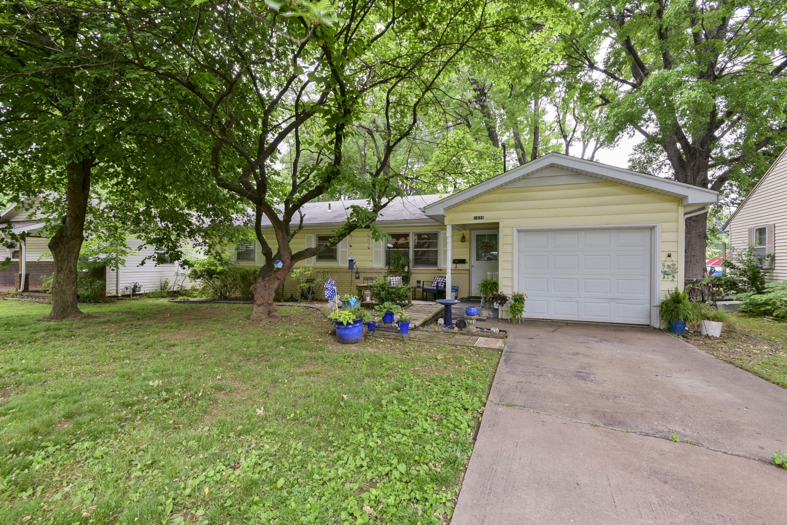 Photo of 1939 S Roanoke Avenue Springfield MO 65807
