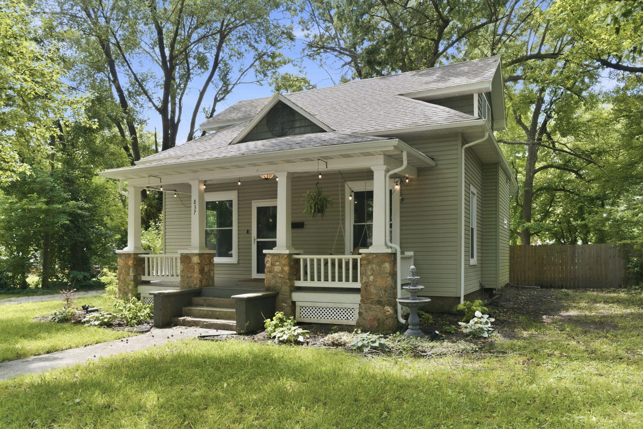 Photo of 837 S Kentwood Avenue Springfield MO 65802