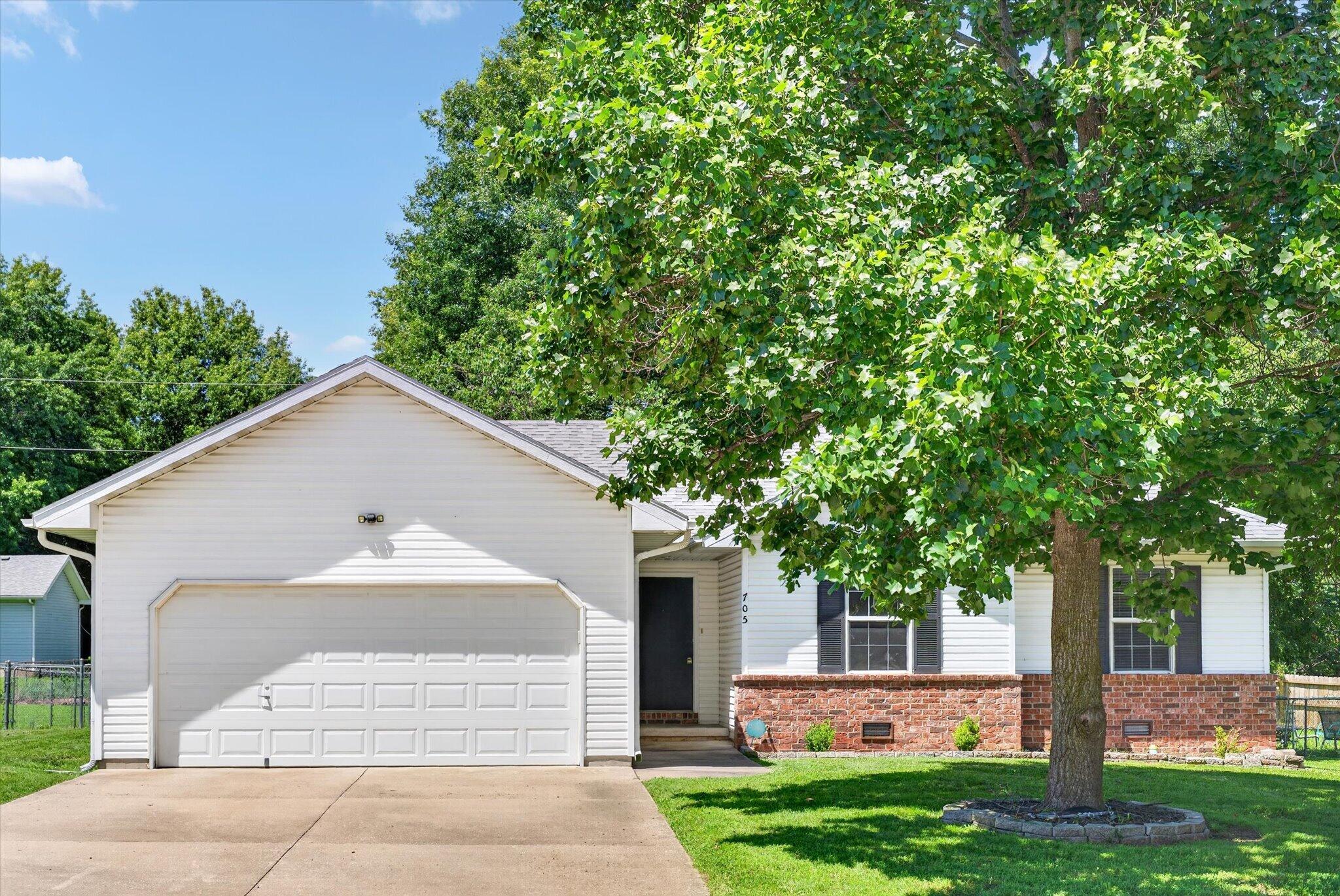 Photo of 705 W Pearl Street Bolivar MO 65613