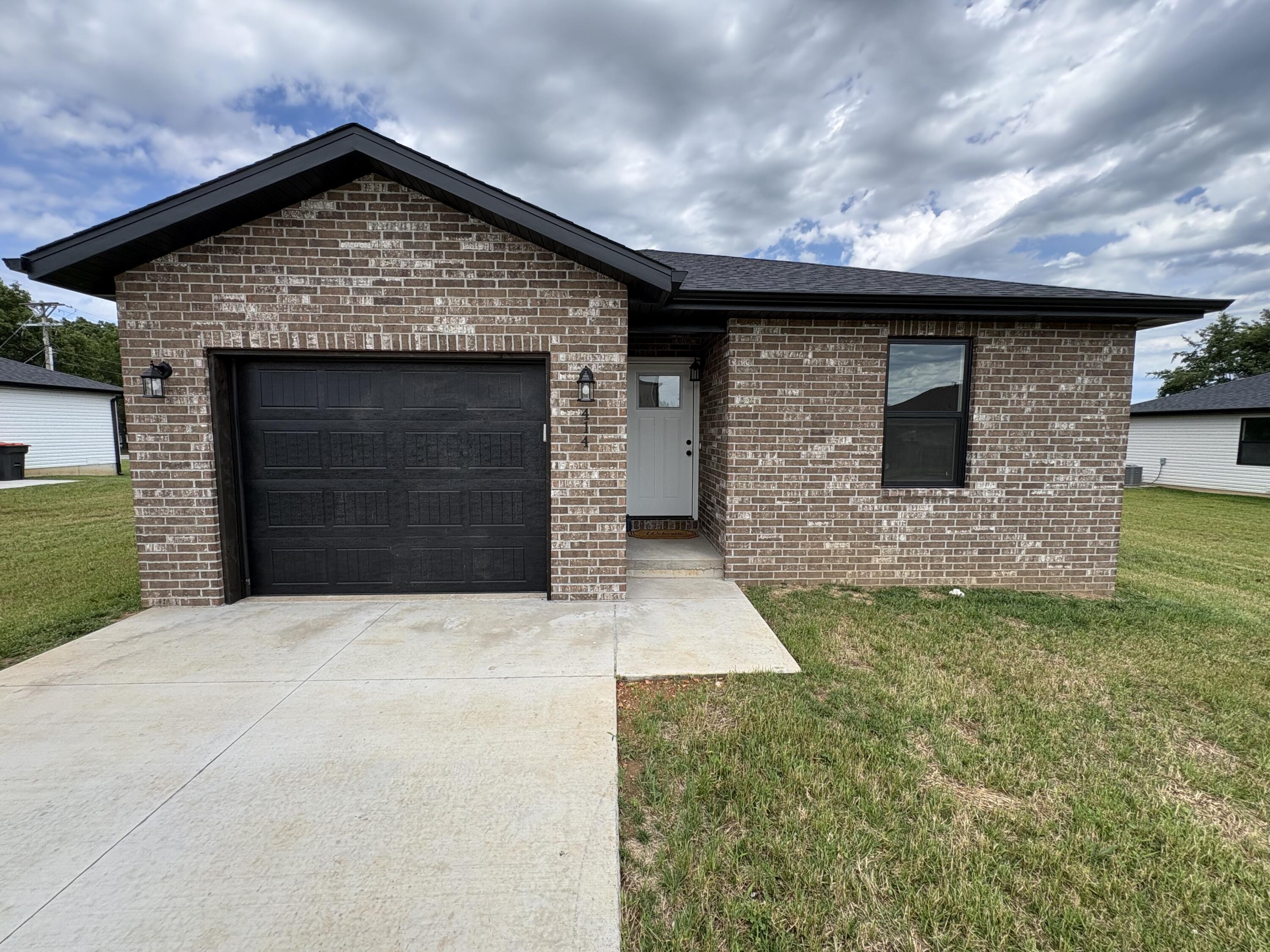 Photo of 414 N Cherokee Trail Clever MO 65631