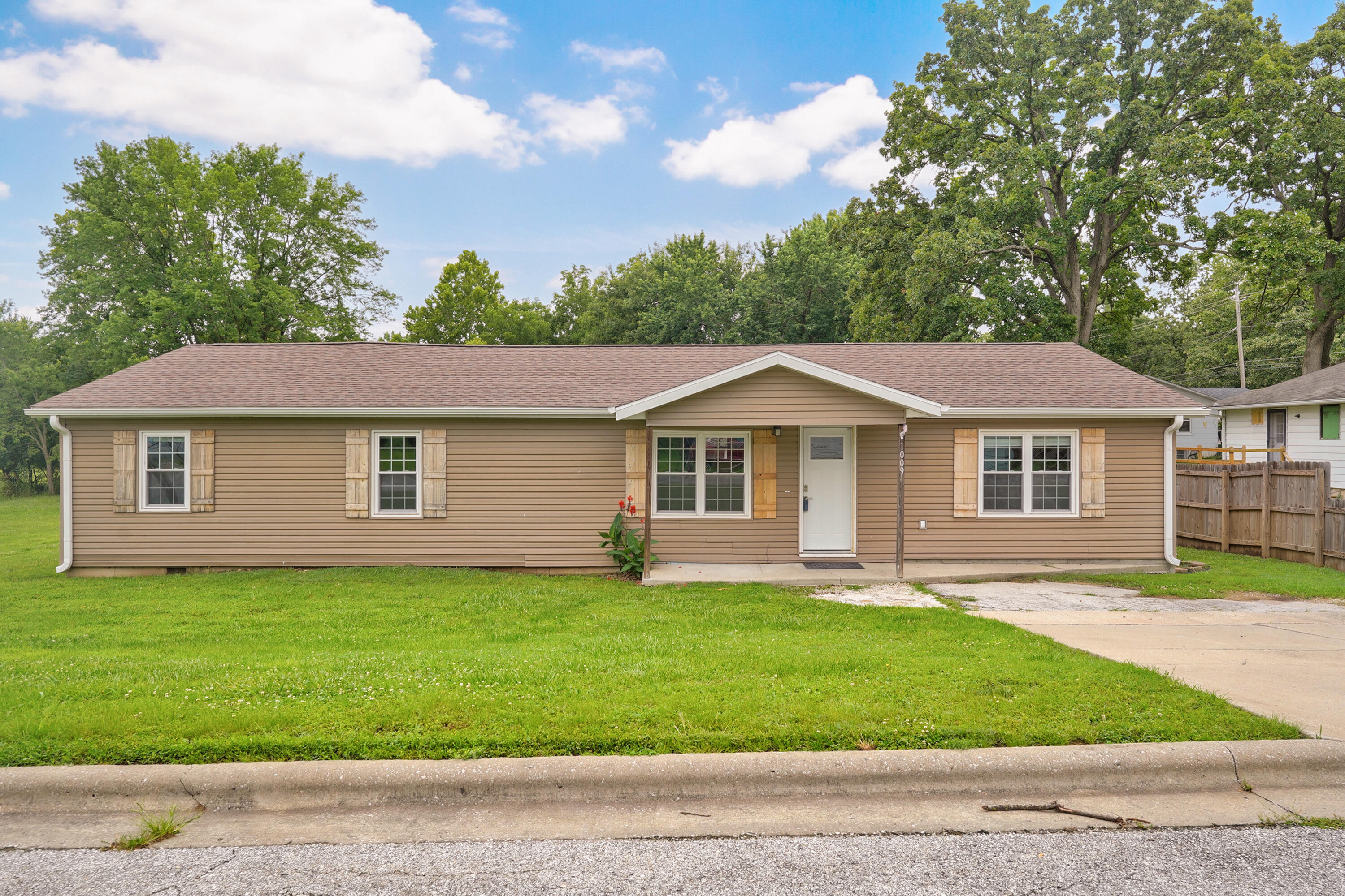 Photo of 1009 W Division Street Bolivar MO 65613