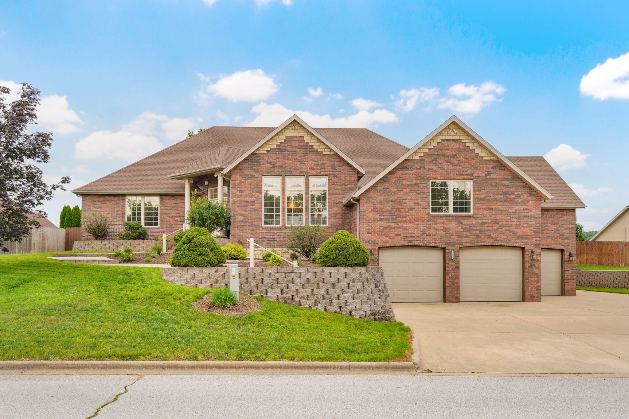 Photo of 2001 N 7th Avenue Ozark MO 65721