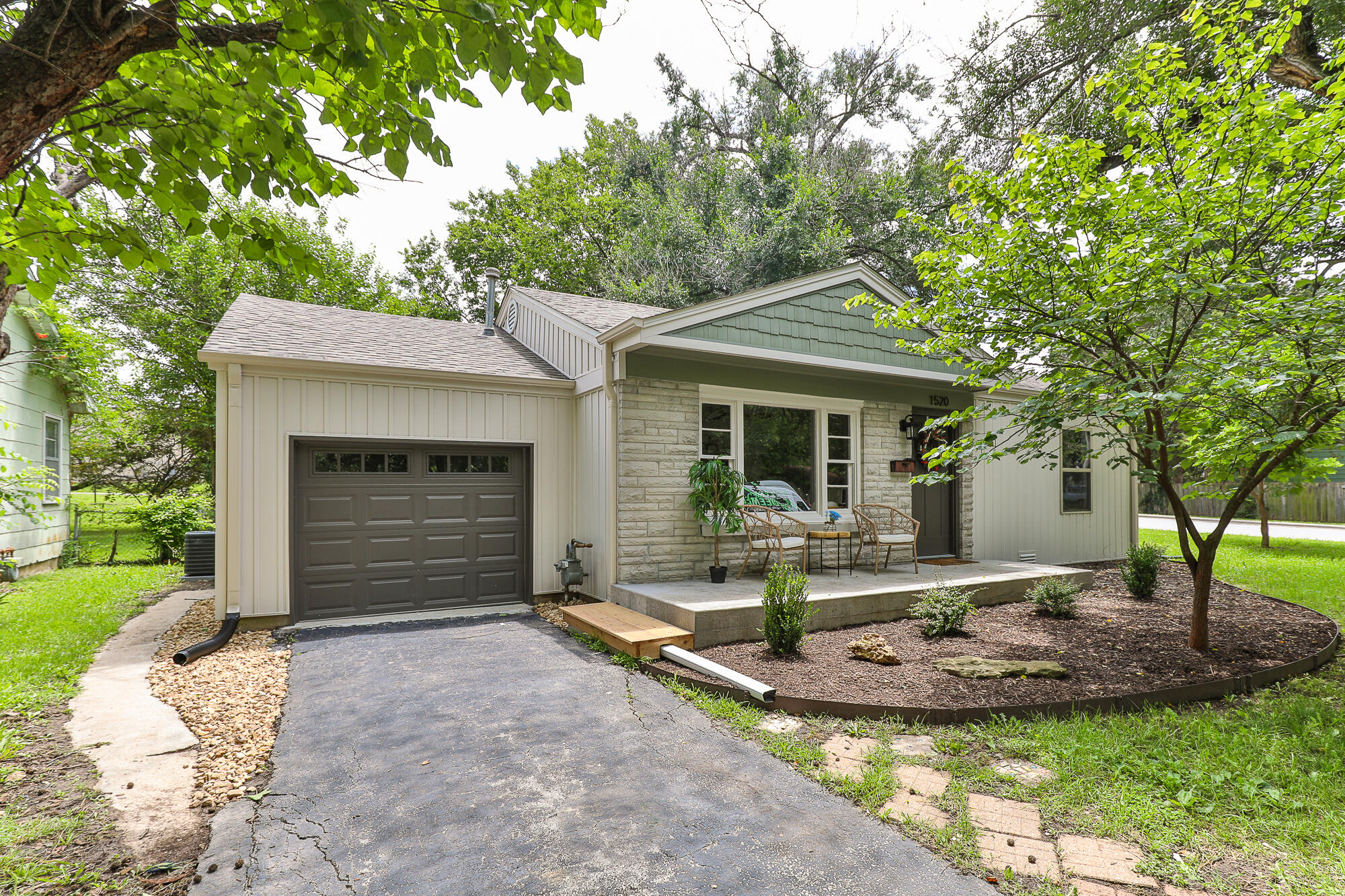 Photo of 1520 S Pickwick Avenue Springfield MO 65804