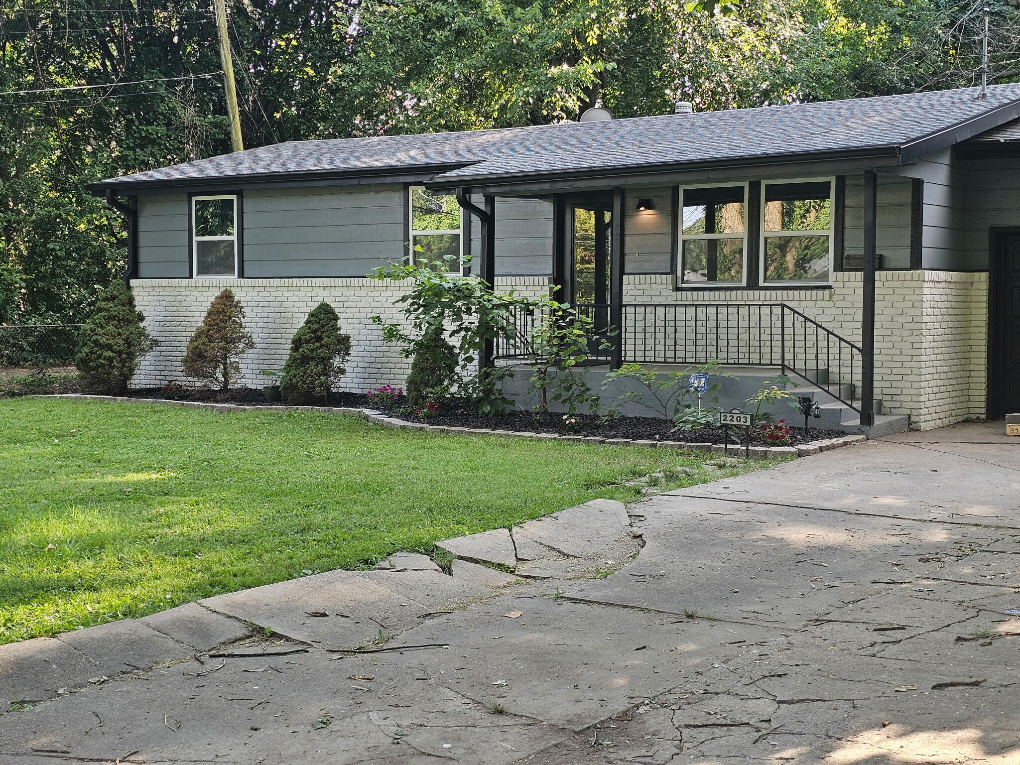 Photo of 2203 N Kentwood Avenue Springfield MO 65803