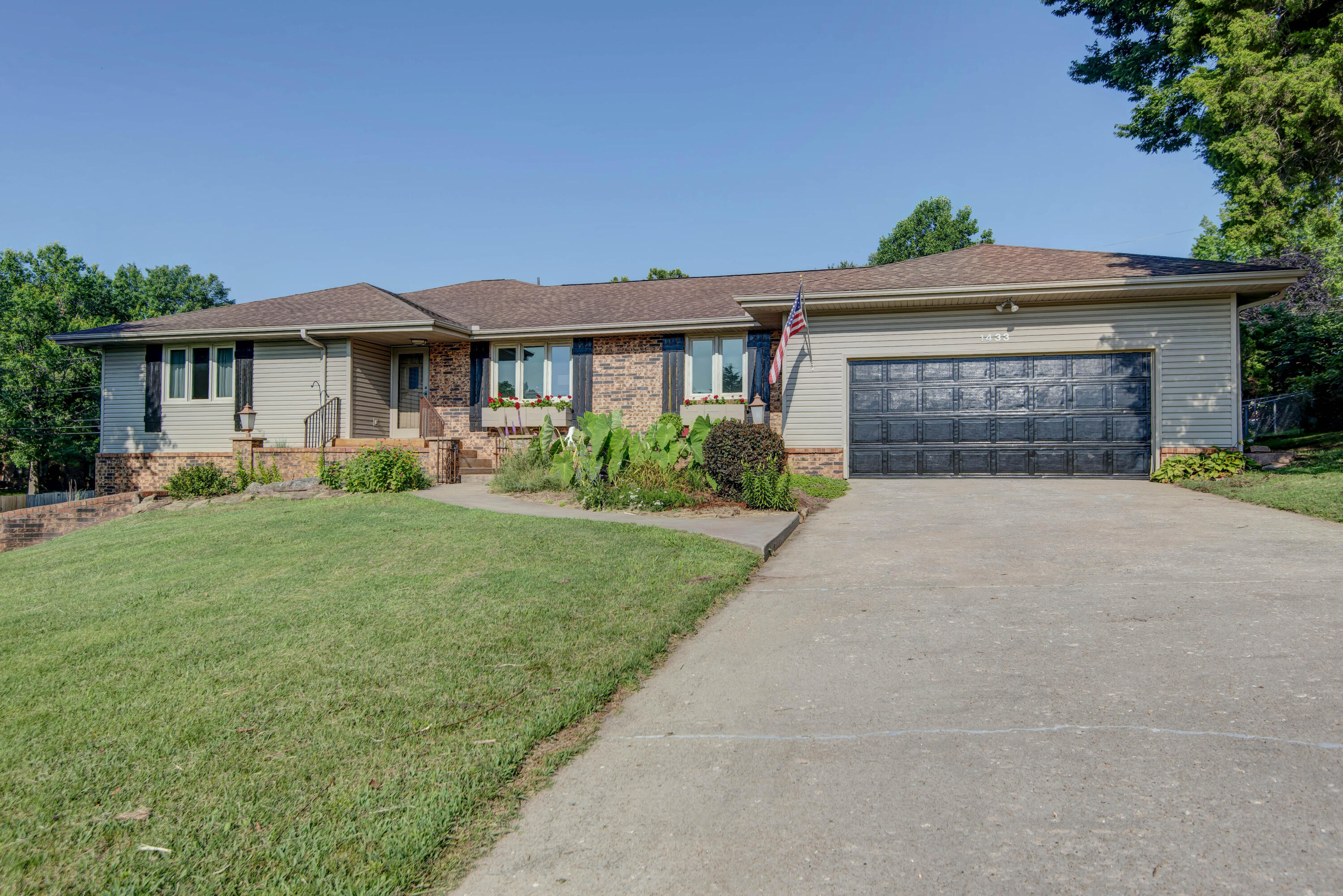 Photo of 1433 S Charing Road Springfield MO 65809