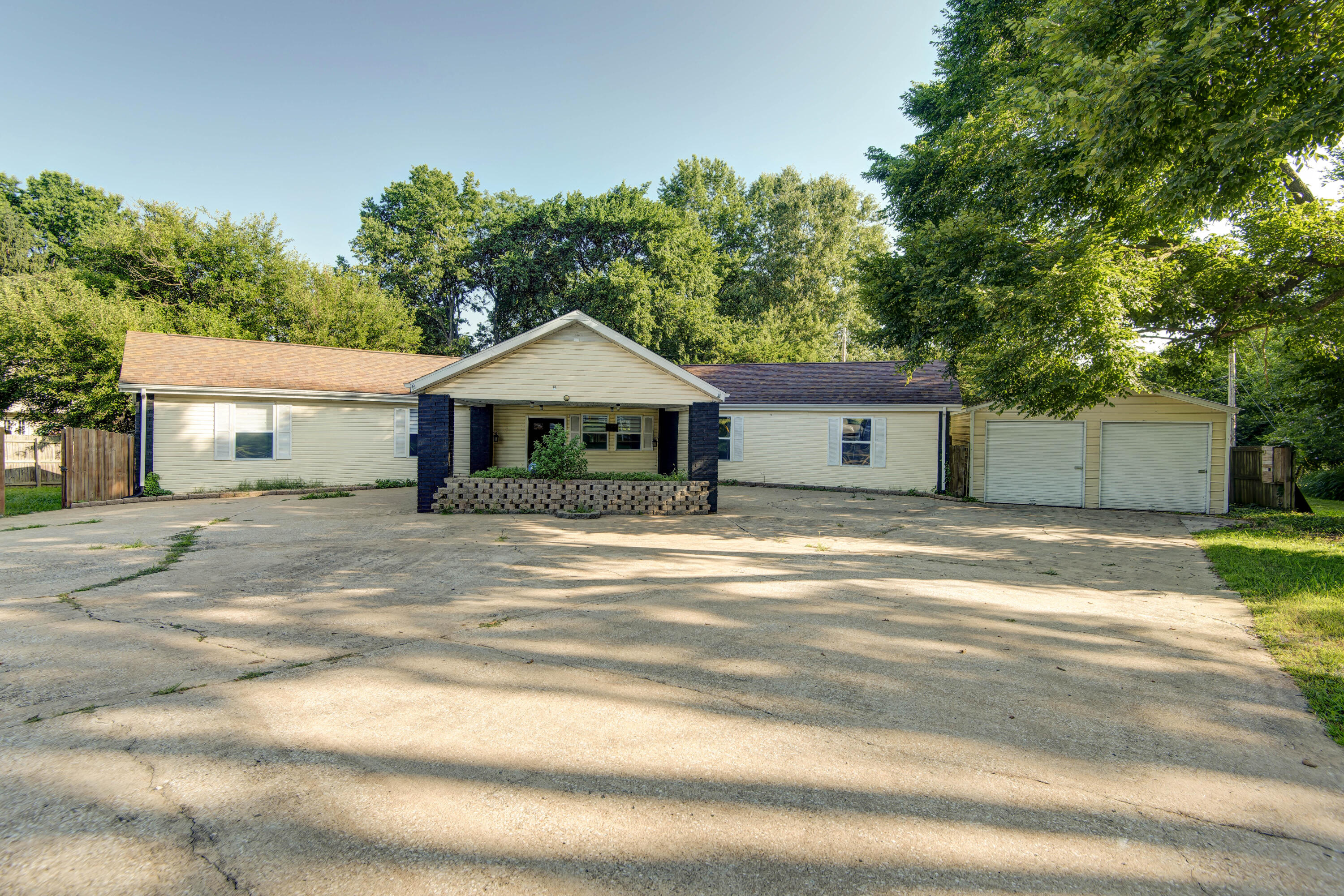 Photo of 1565 E Briar Street Springfield MO 65804