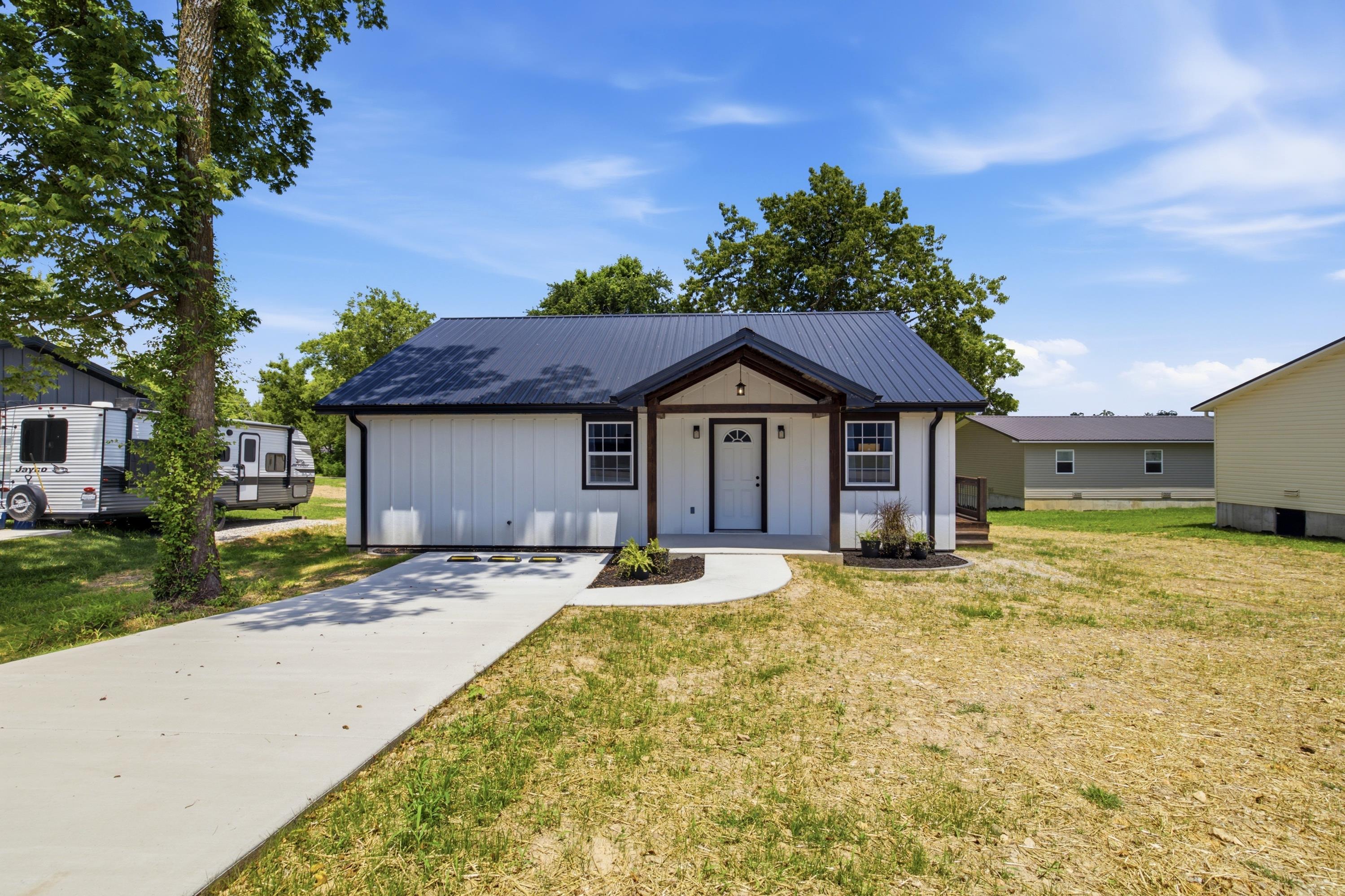 Photo of 110 W Clinton Street Mansfield MO 65704
