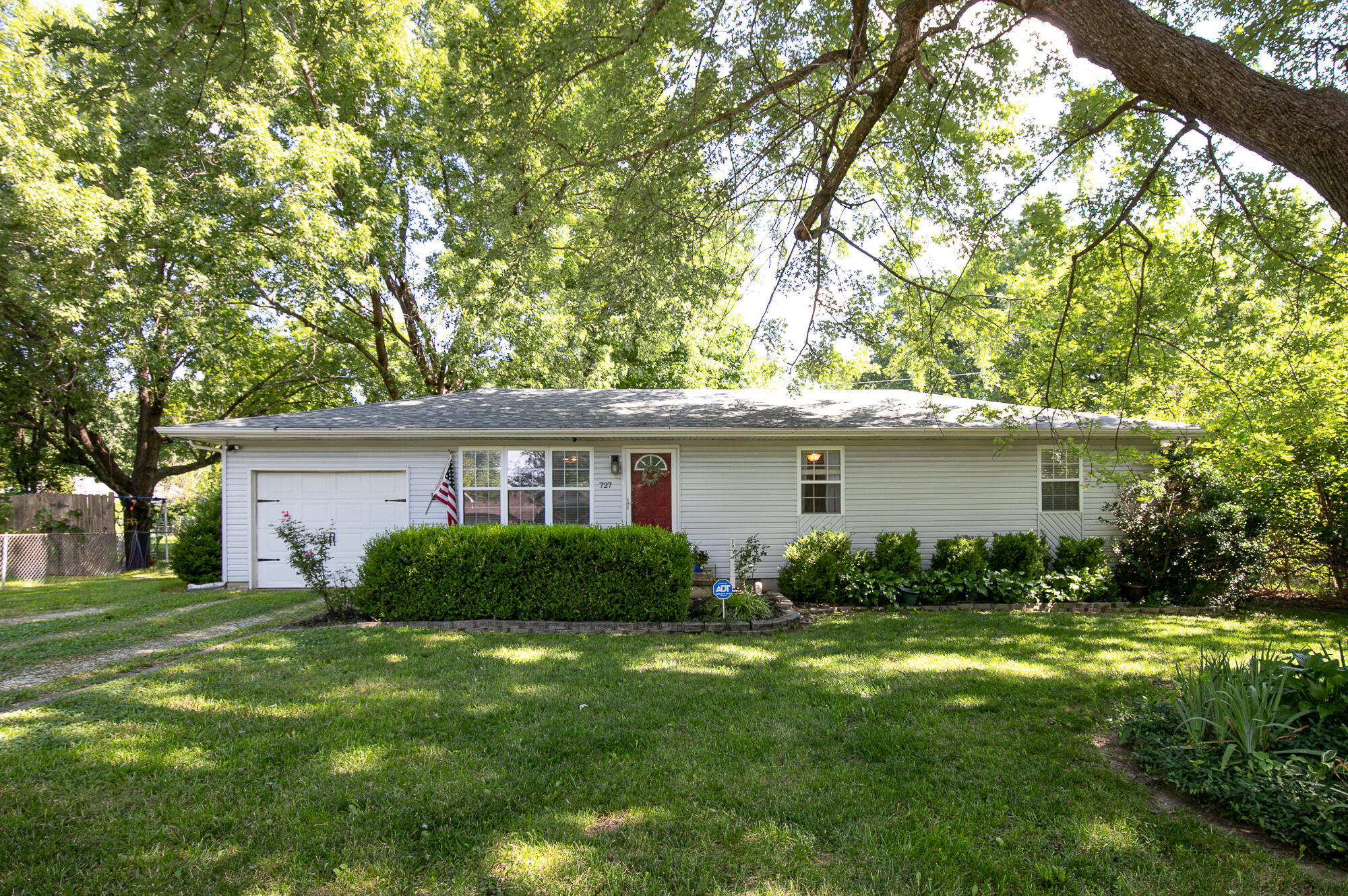 Photo of 727 W Hughs Street Bolivar MO 65613