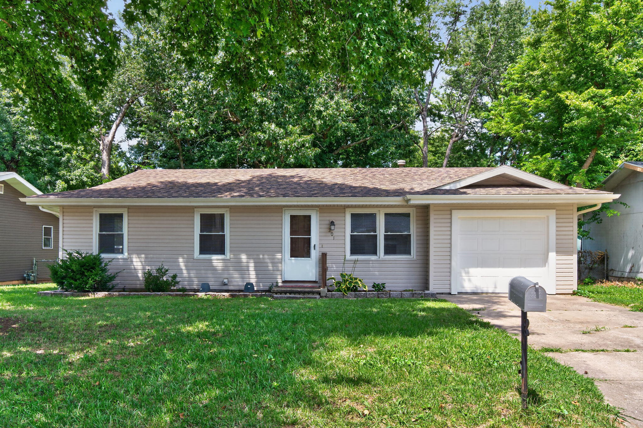 Photo of 201 S Meadowview Avenue Springfield MO 65802