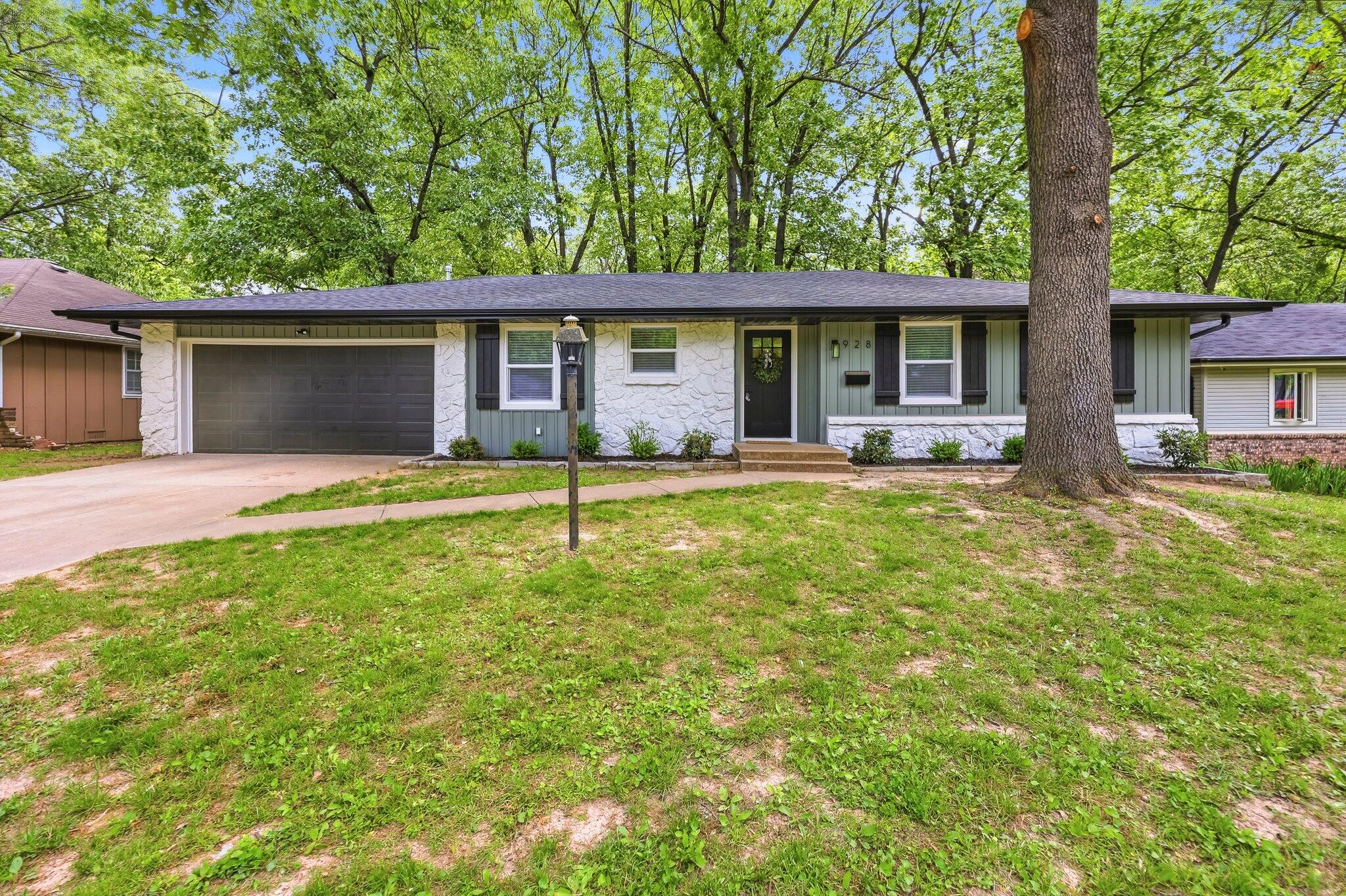 Photo of 928 S Coach Light Avenue Springfield MO 65802