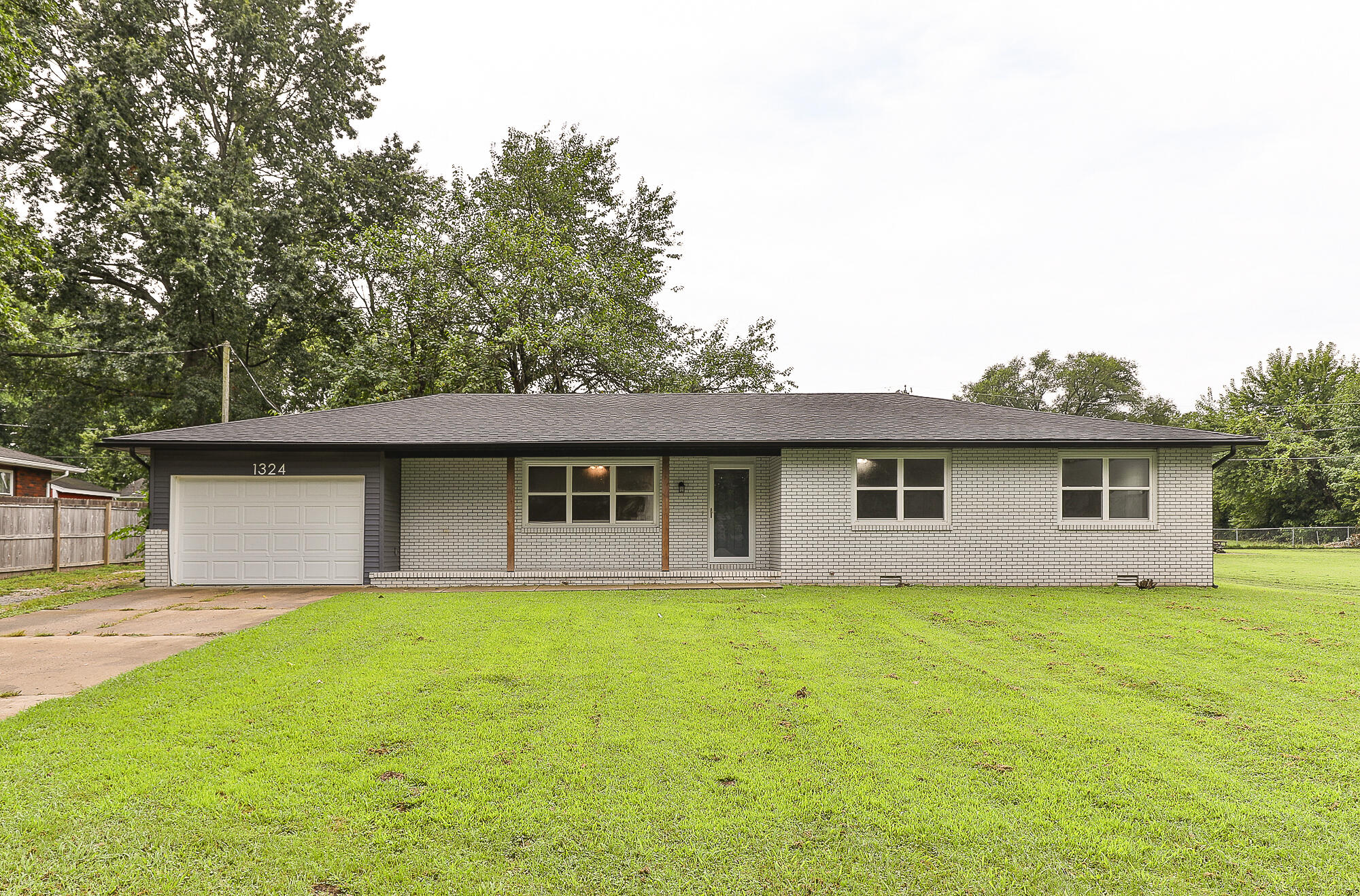 Photo of 1324 E Lindon Street Bolivar MO 65613