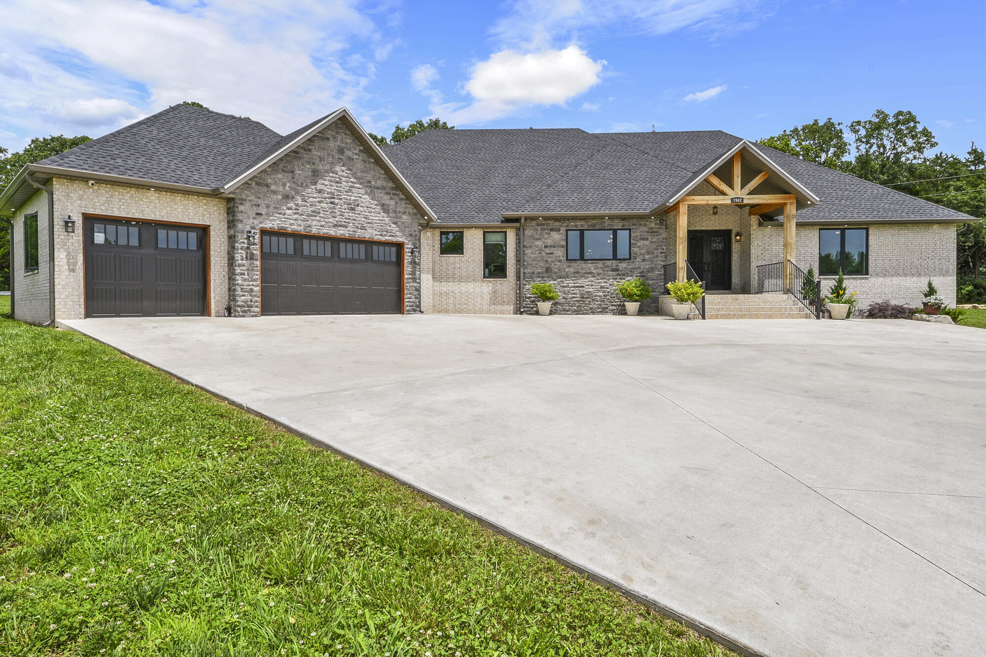 Photo of 7962 N Cedar Springs Lane Strafford MO 65757
