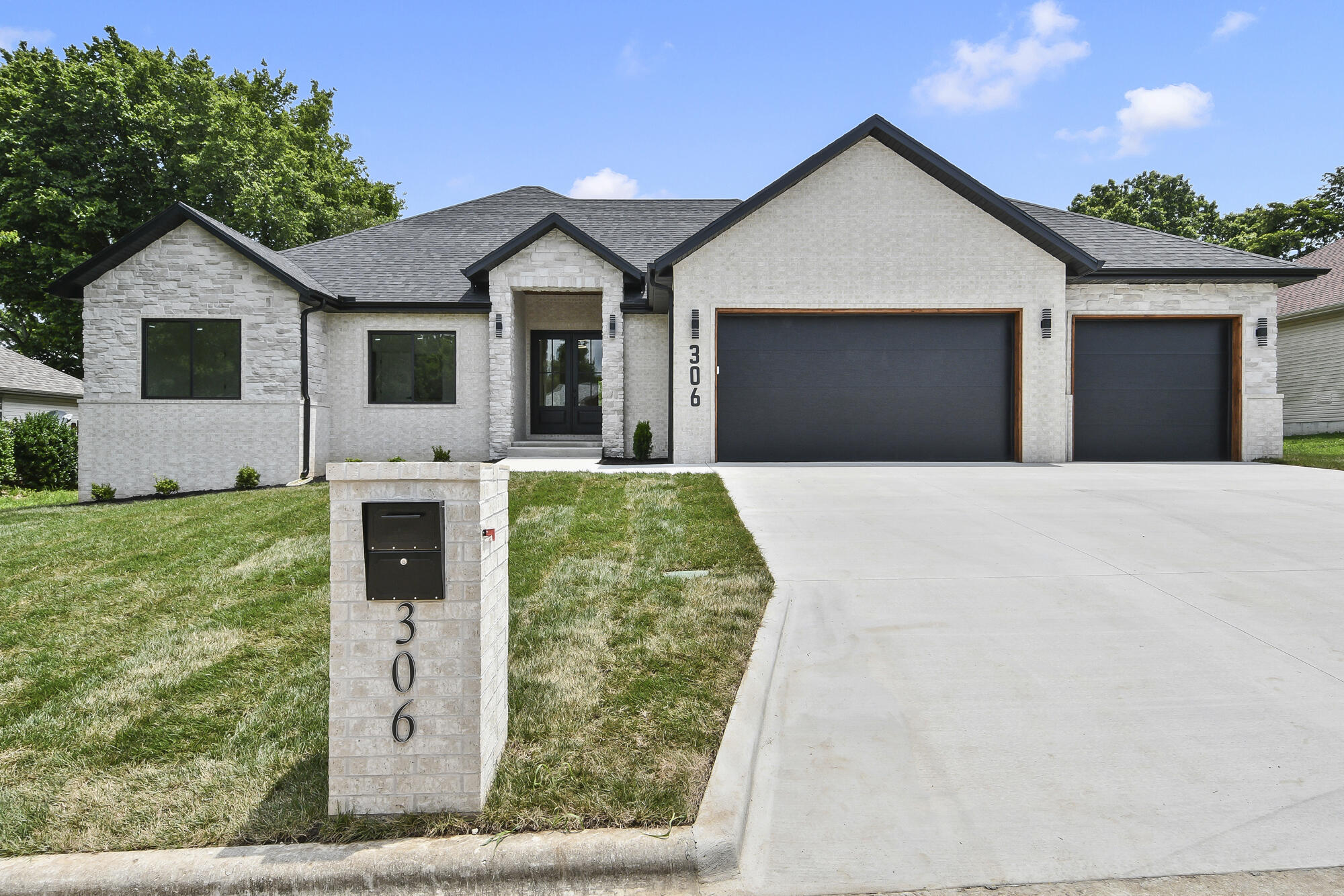 Photo of 306 Park Cir Sparta MO 65753