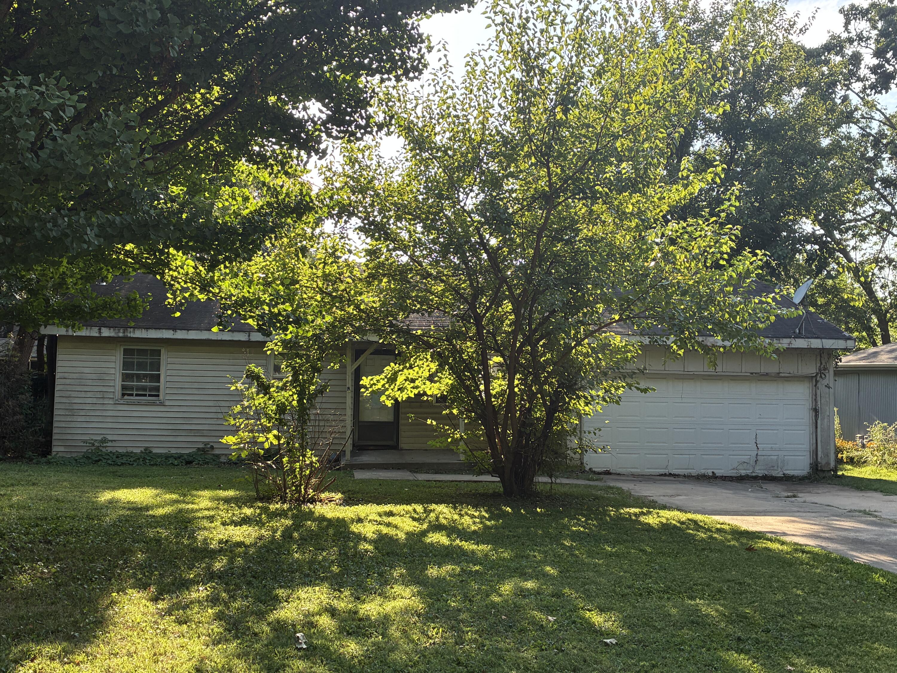 Photo of 909 S Devonshire Drive Springfield MO 65802