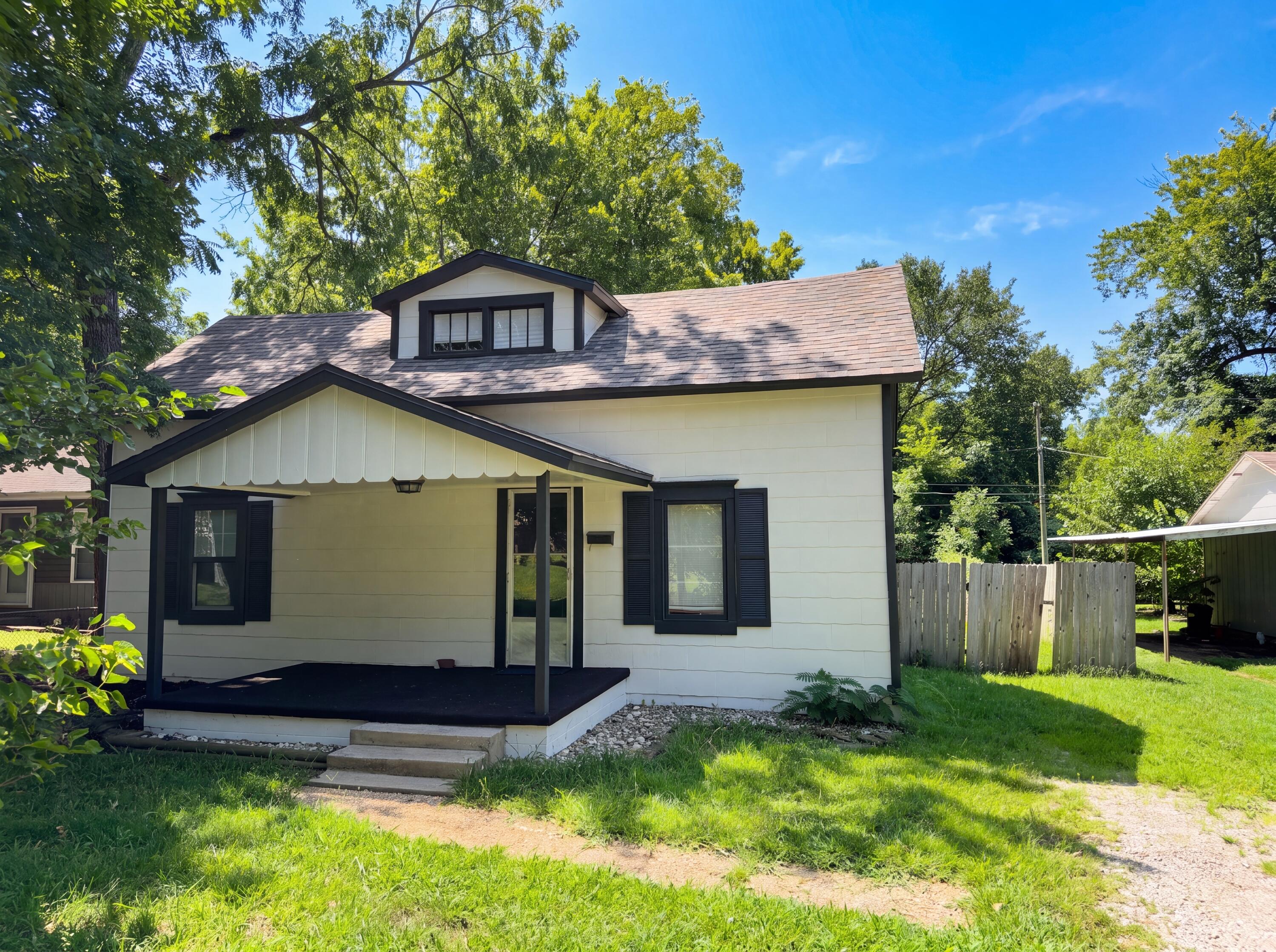 Photo of 1446 E Whiteside Street Springfield MO 65804