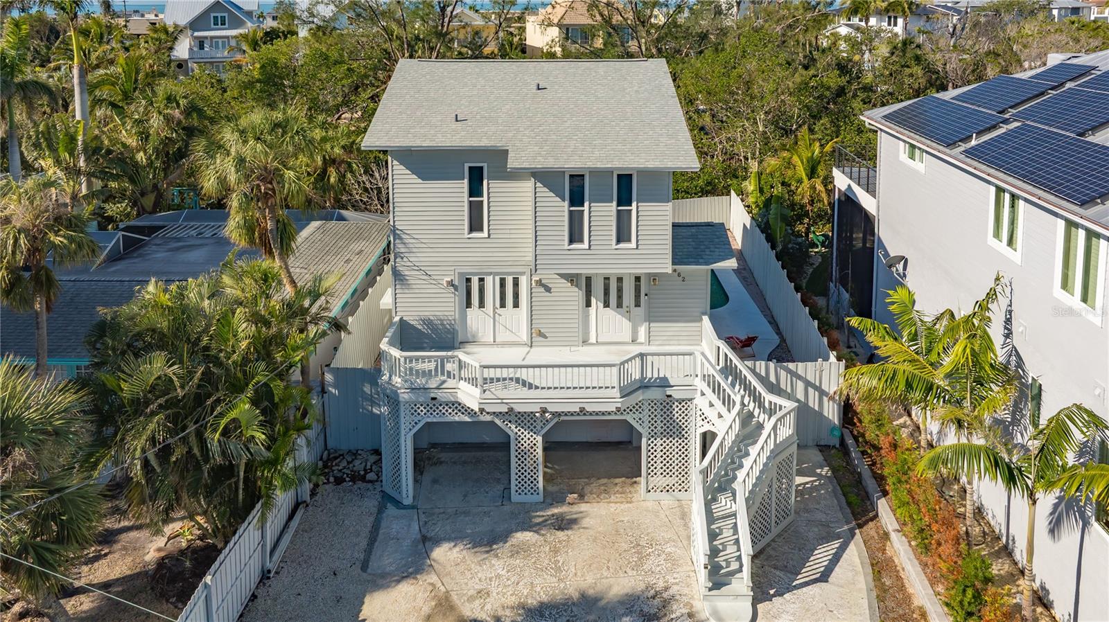 Photo of 462 ISLAND CIRCLE SARASOTA FL 34242