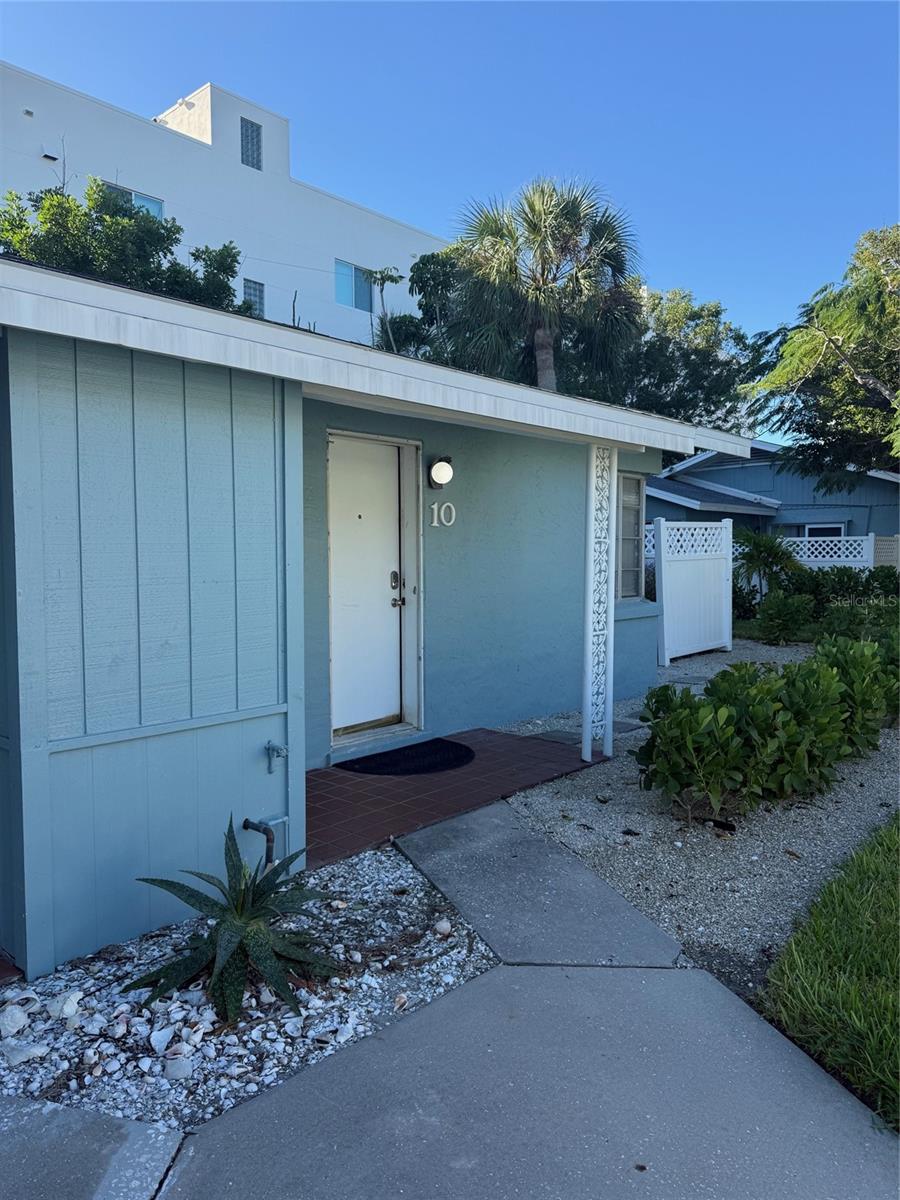 Photo of 170 ROOSEVELT DRIVE #10 SARASOTA FL 34236