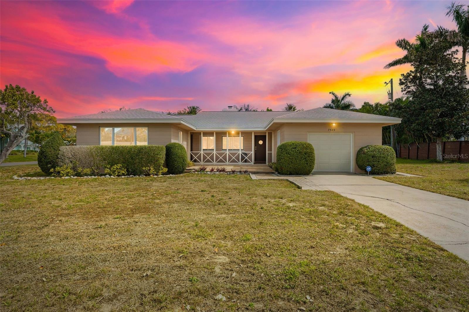 Photo of 7549 WESTMORELAND DRIVE SARASOTA FL 34243