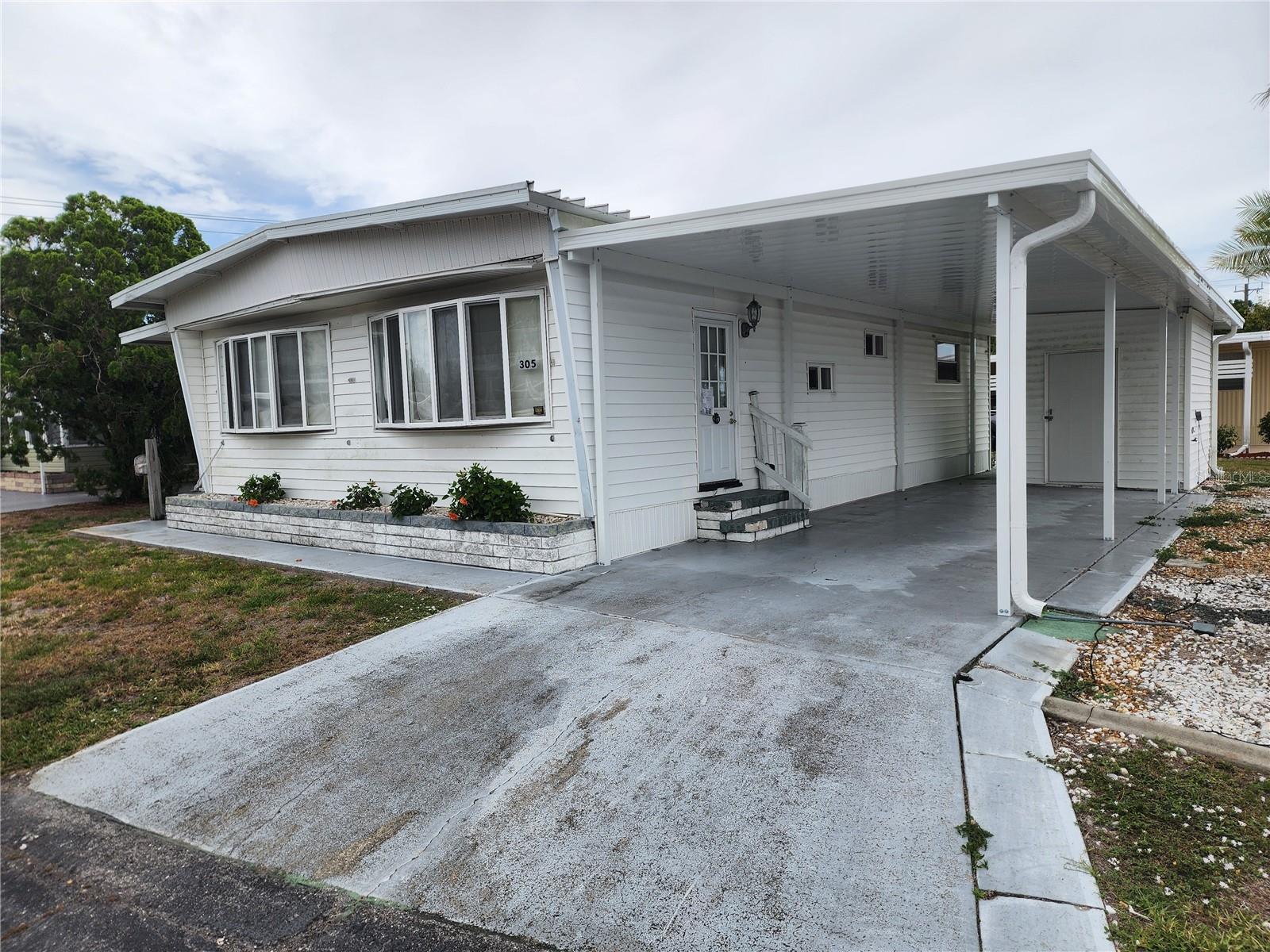 Photo of 305 BATAN COURT BRADENTON FL 34207