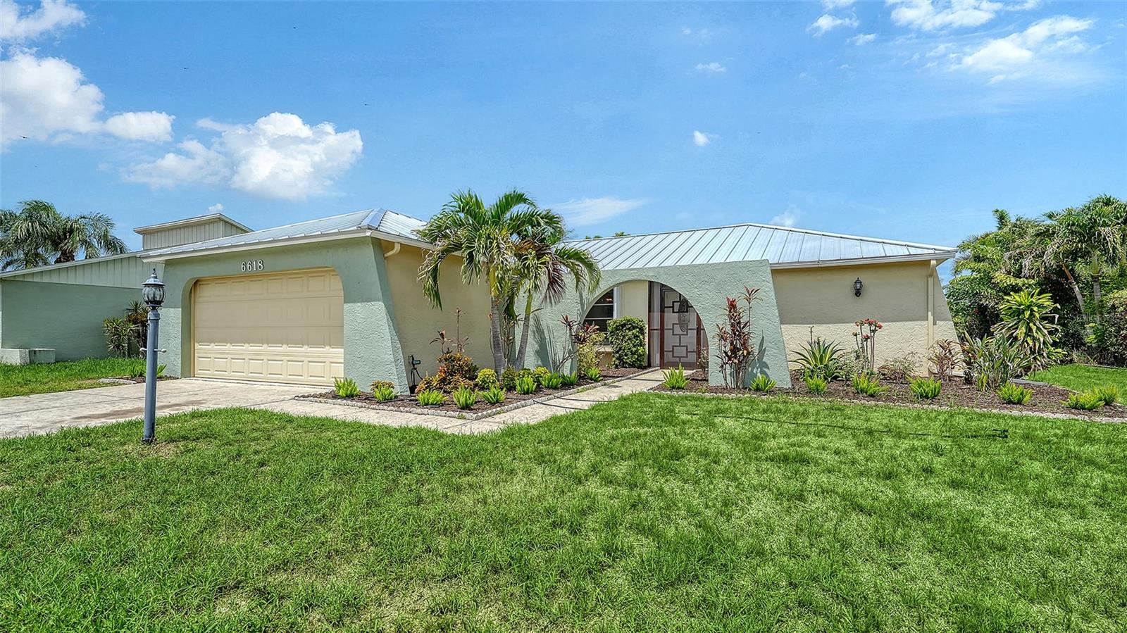 Photo of 6618 EASTON DRIVE SARASOTA FL 34238
