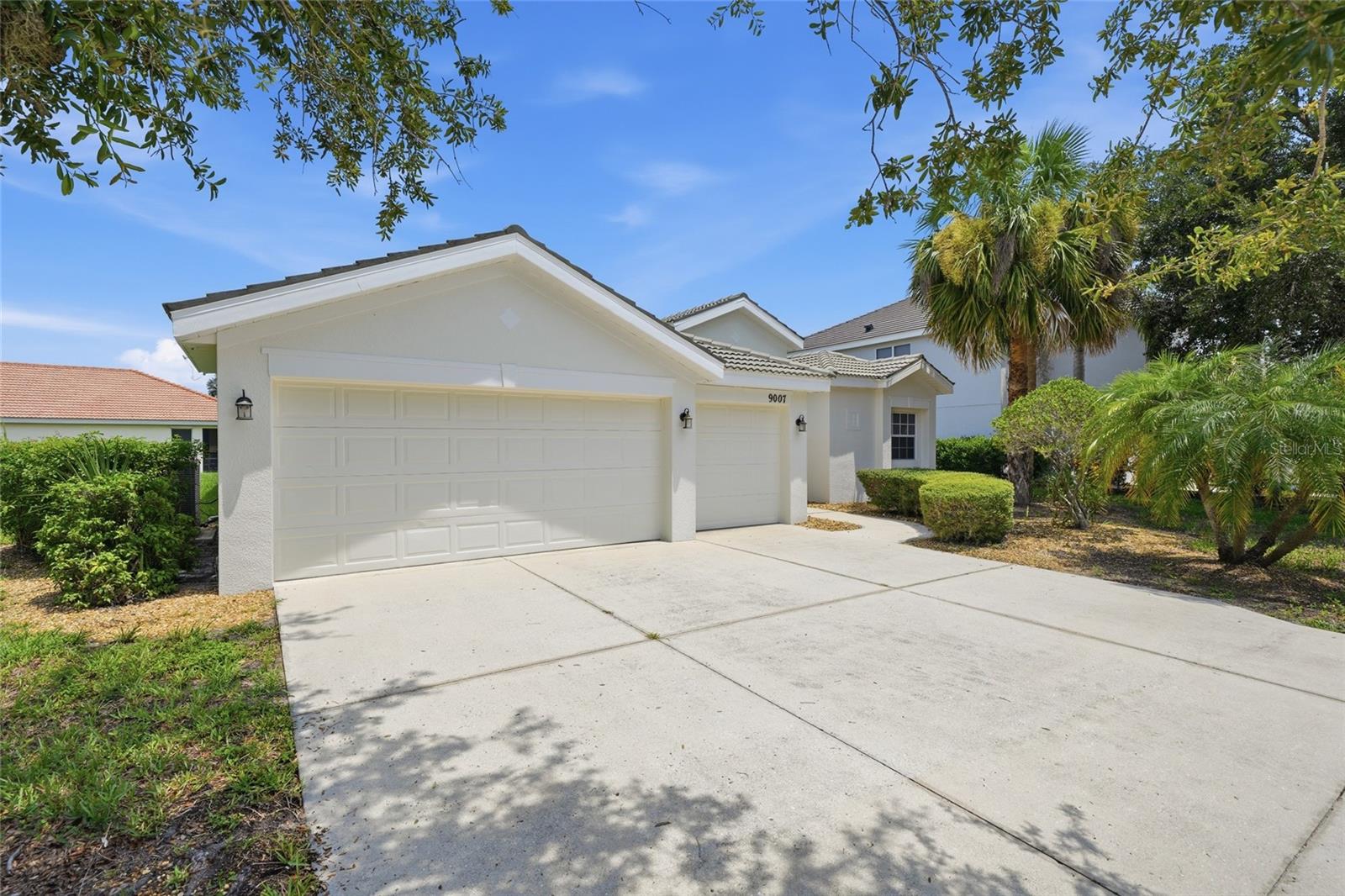Photo of 9007 WILLOWBROOK CIRCLE BRADENTON FL 34212