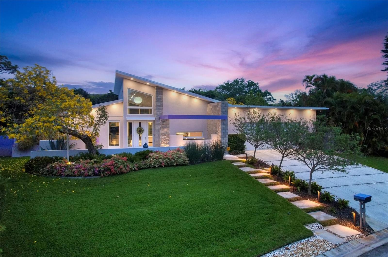 Photo of 1556 EASTBROOK DRIVE SARASOTA FL 34231