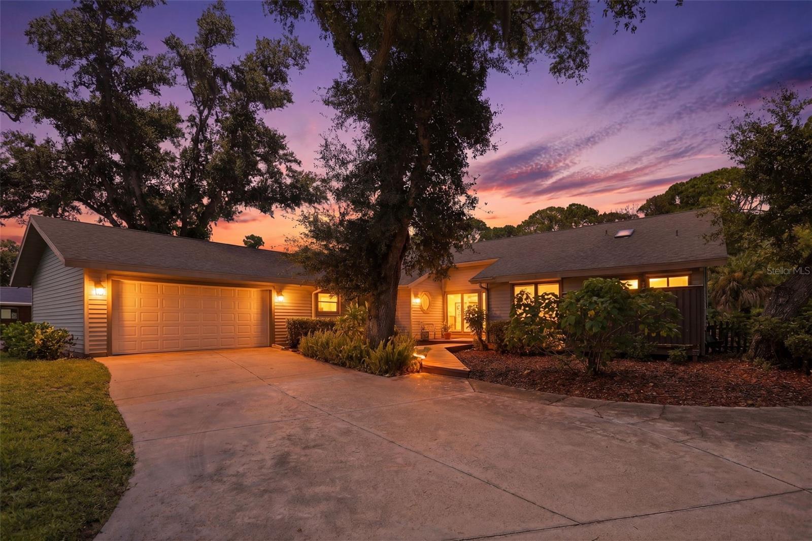 Photo of 881 PINTO CIRCLE NOKOMIS FL 34275