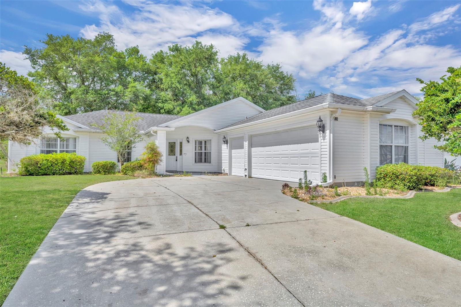 Photo of 4936 SAWGRASS LAKE CIRCLE LEESBURG FL 34748