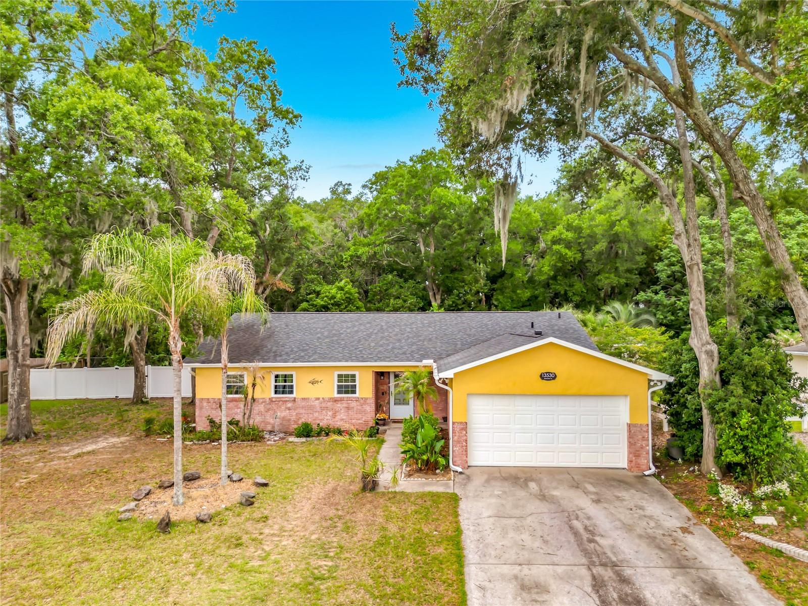 Photo of 13530 BERKSHIRE COURT GRAND ISLAND FL 32735