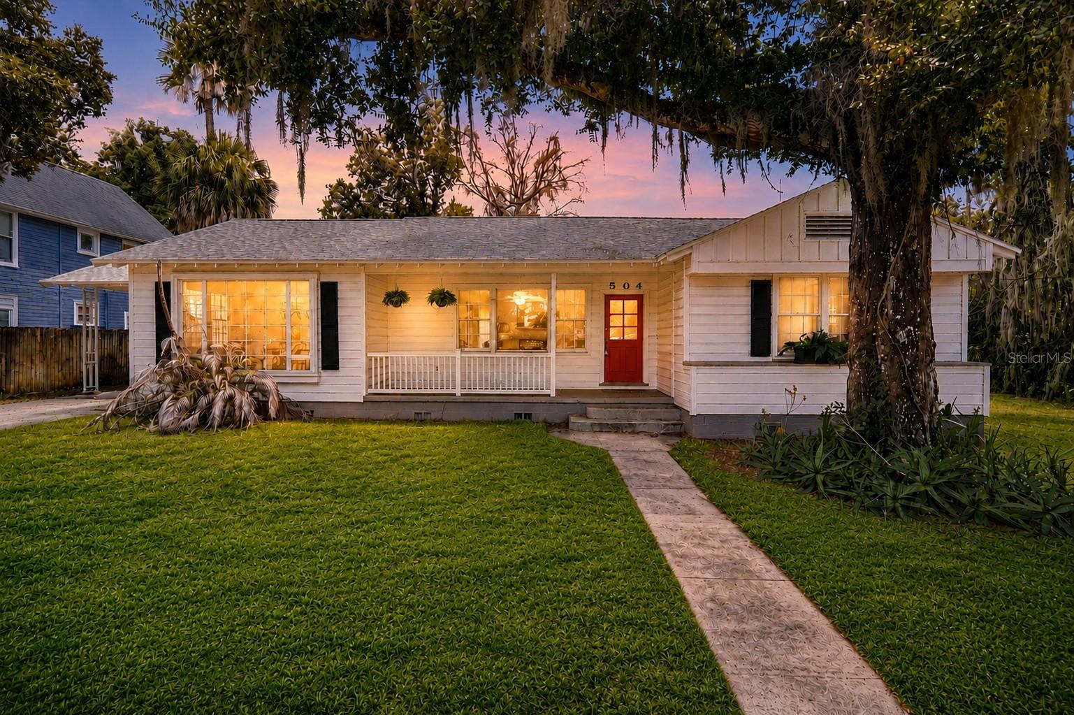 Photo of 504 E CITRUS AVE EUSTIS FL 32726