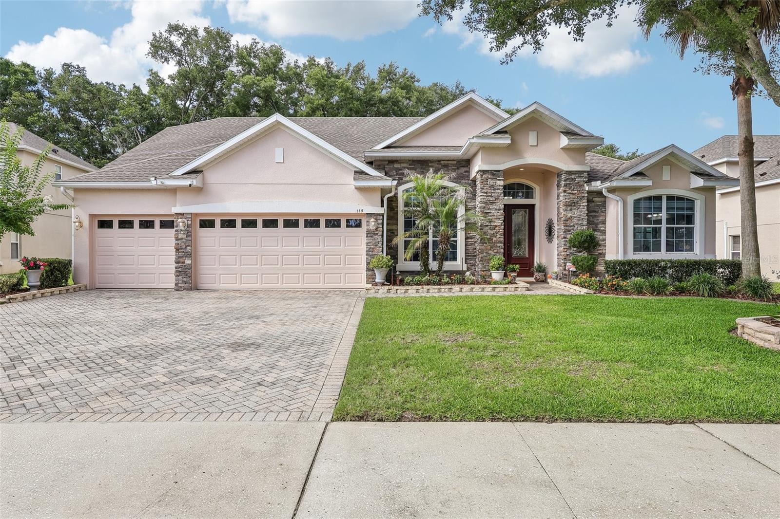 Photo of 115 W BLUE WATER EDGE DRIVE EUSTIS FL 32736