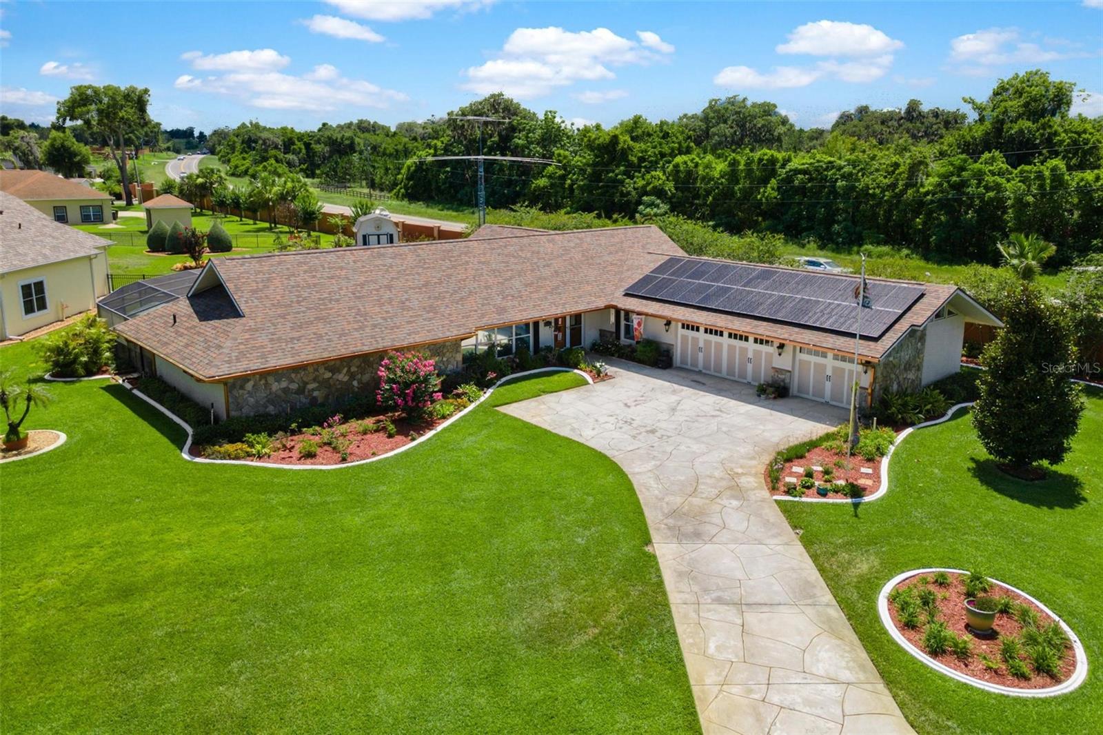 Photo of 26515 SAVAGE CIRCLE HOWEY IN THE HILLS FL 34737
