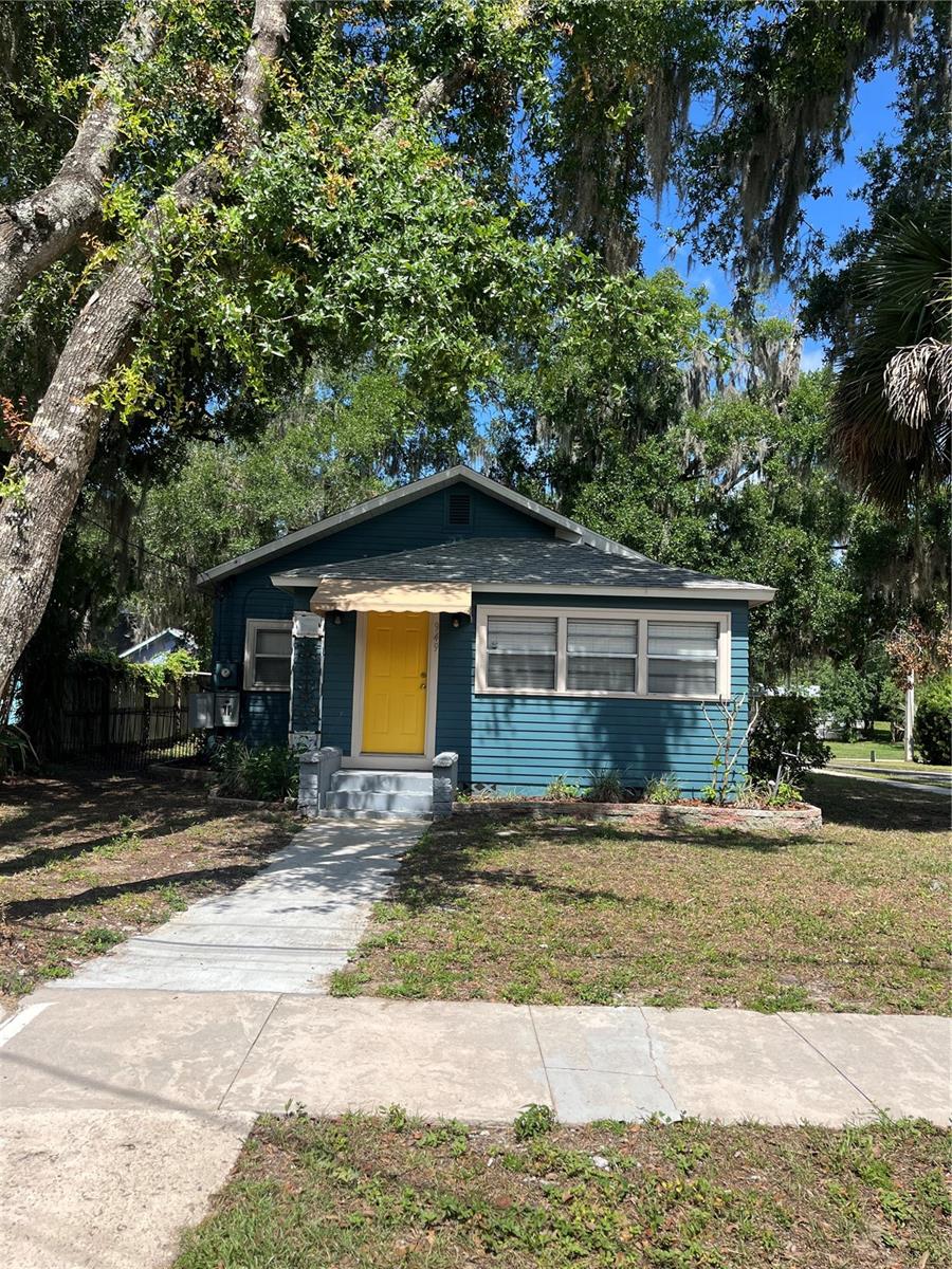 Photo of 949 N GRANDVIEW STREET MOUNT DORA FL 32757