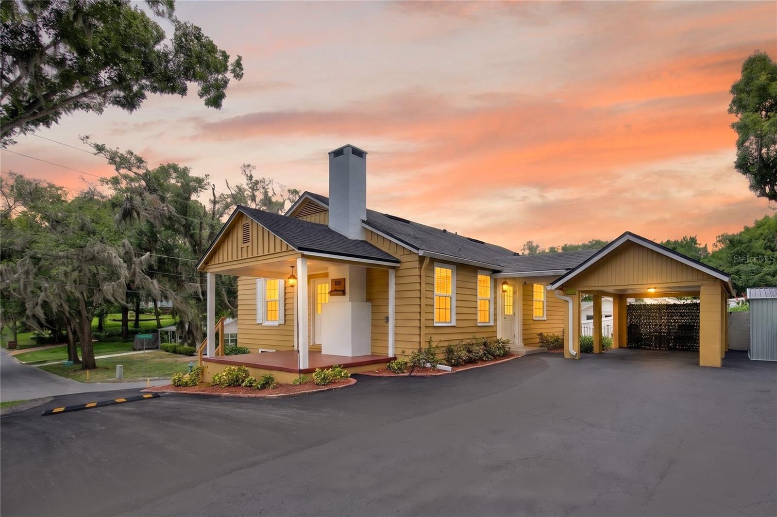 Photo of 102 N CLAYTON STREET MOUNT DORA FL 32757