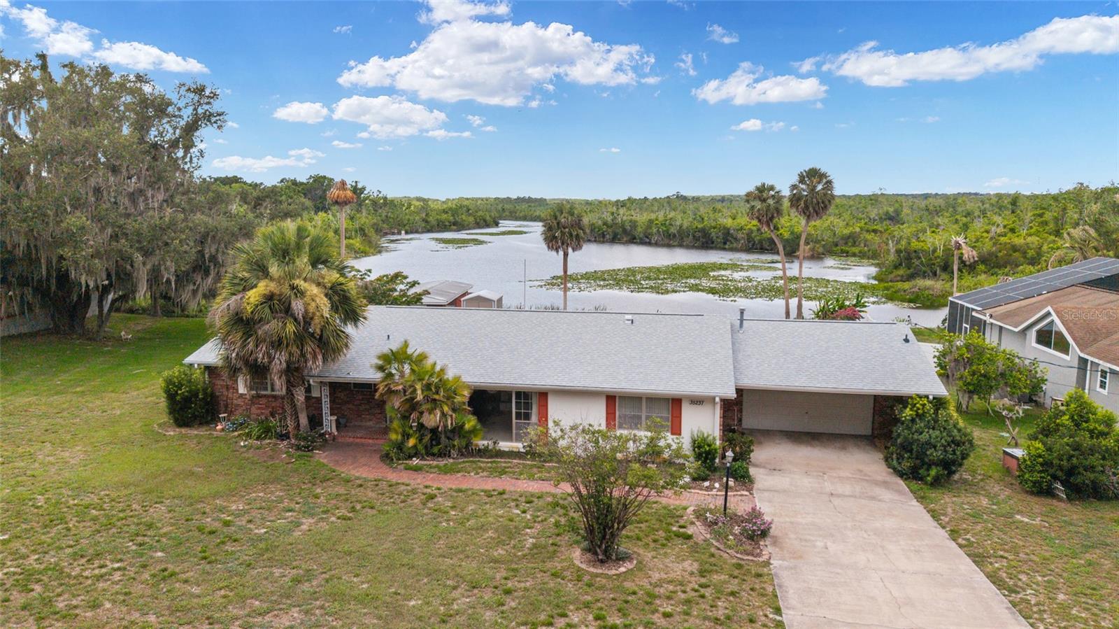 Photo of 35237 MULHOLLAND DRIVE FRUITLAND PARK FL 34731