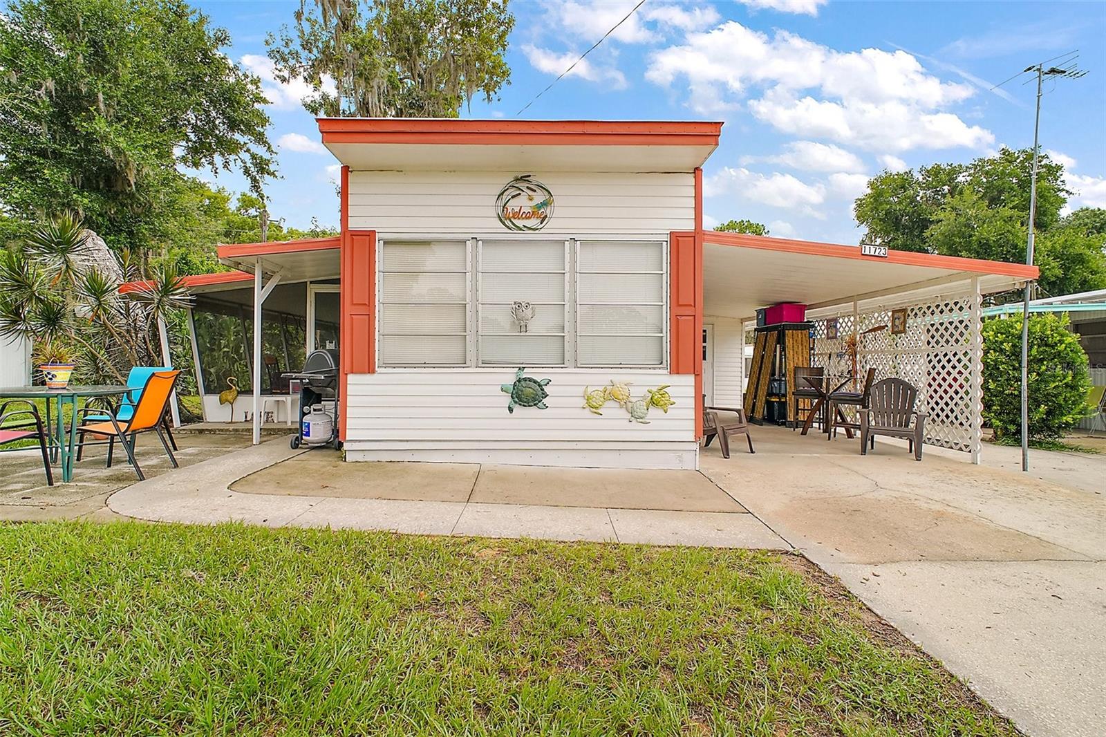 Photo of 11723 MAGNOLIA AVENUE TAVARES FL 32778