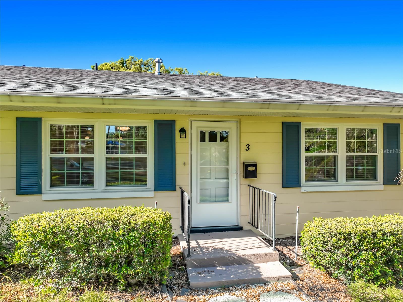 Photo of 450 LIBERTY AVENUE #3 MOUNT DORA FL 32757
